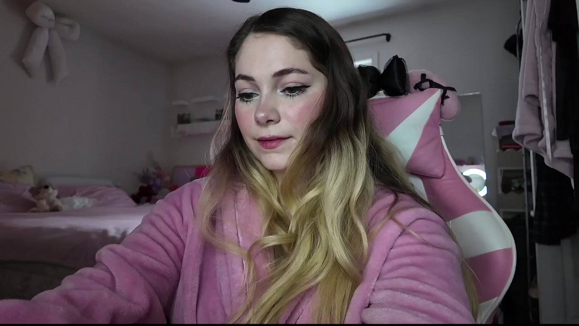 Gallery image thumbnail from lolypopbubble's myfreecams stream on, 12/05/2025, 21:07 image 20 of 20