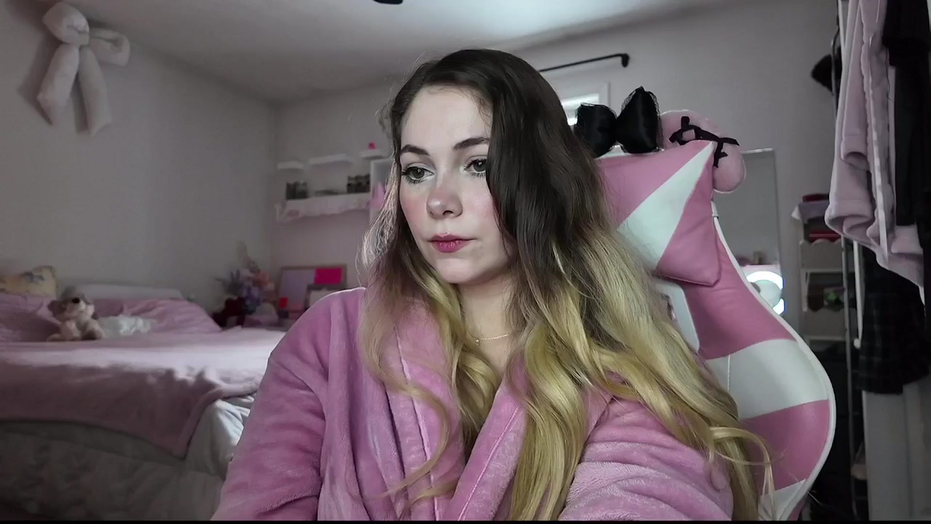 Gallery image thumbnail from lolypopbubble's myfreecams stream on, 12/05/2025, 21:07 image 18 of 20