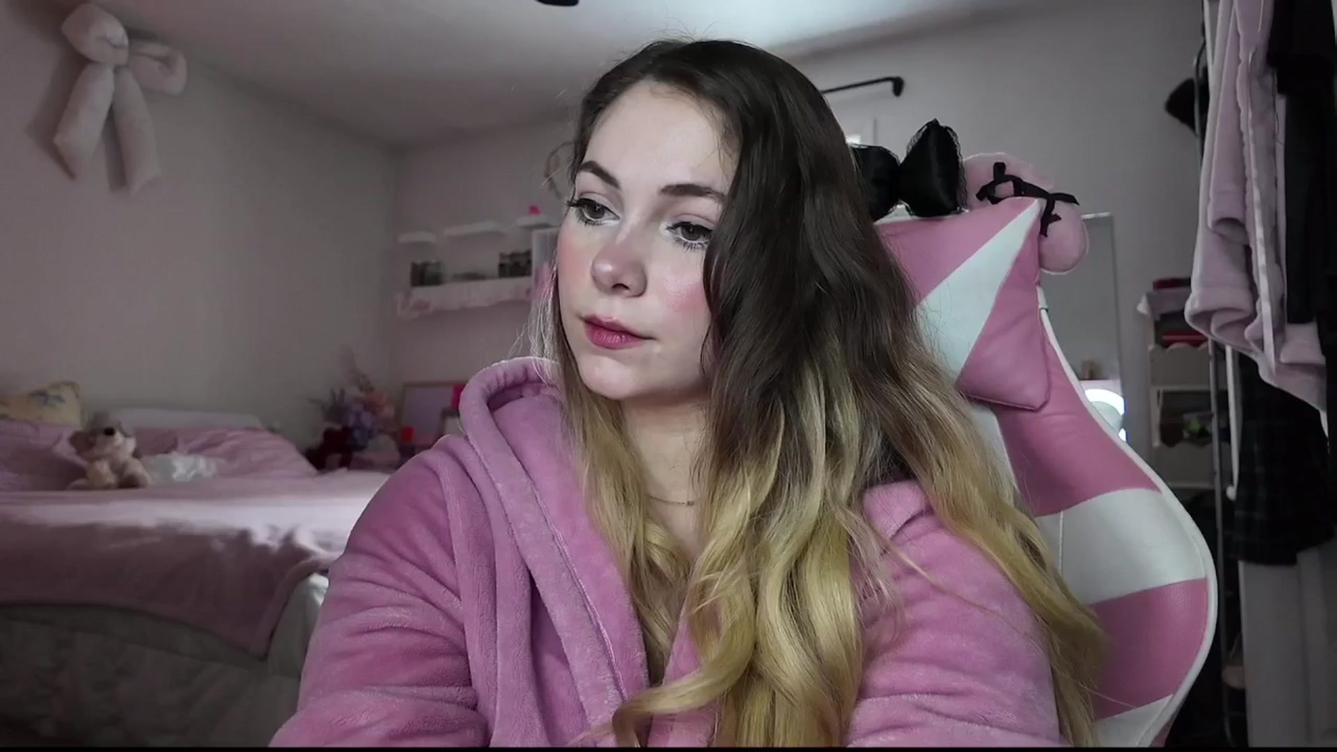 Gallery image thumbnail from lolypopbubble's myfreecams stream on, 12/05/2025, 21:07 image 16 of 20