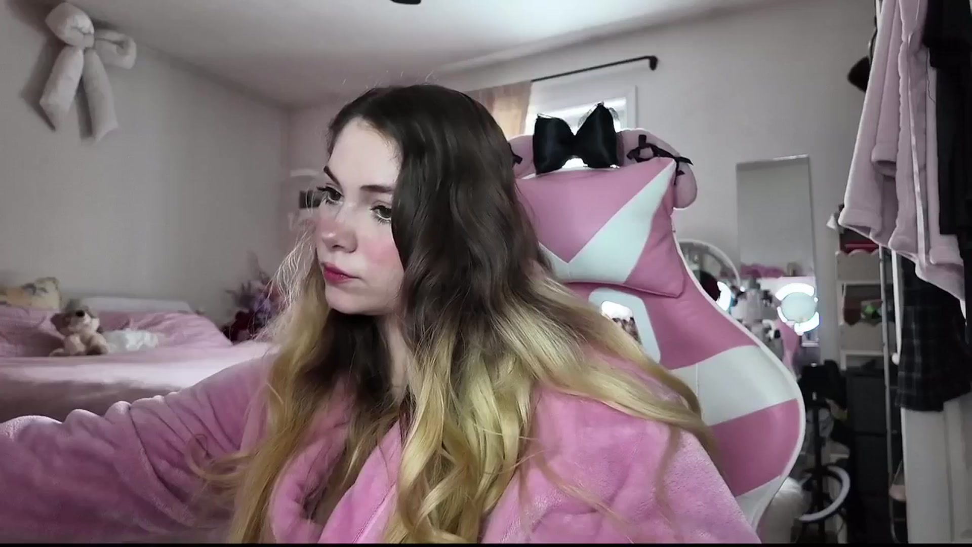 Gallery image thumbnail from lolypopbubble's myfreecams stream on, 12/05/2025, 21:07 image 5 of 20