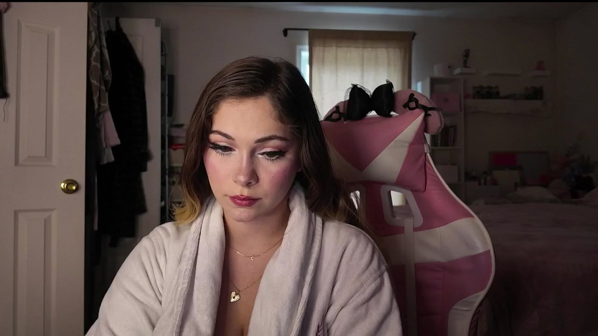 Gallery image thumbnail from lolypopbubble's myfreecams stream on, 12/15/2025, 20:13 image 12 of 20