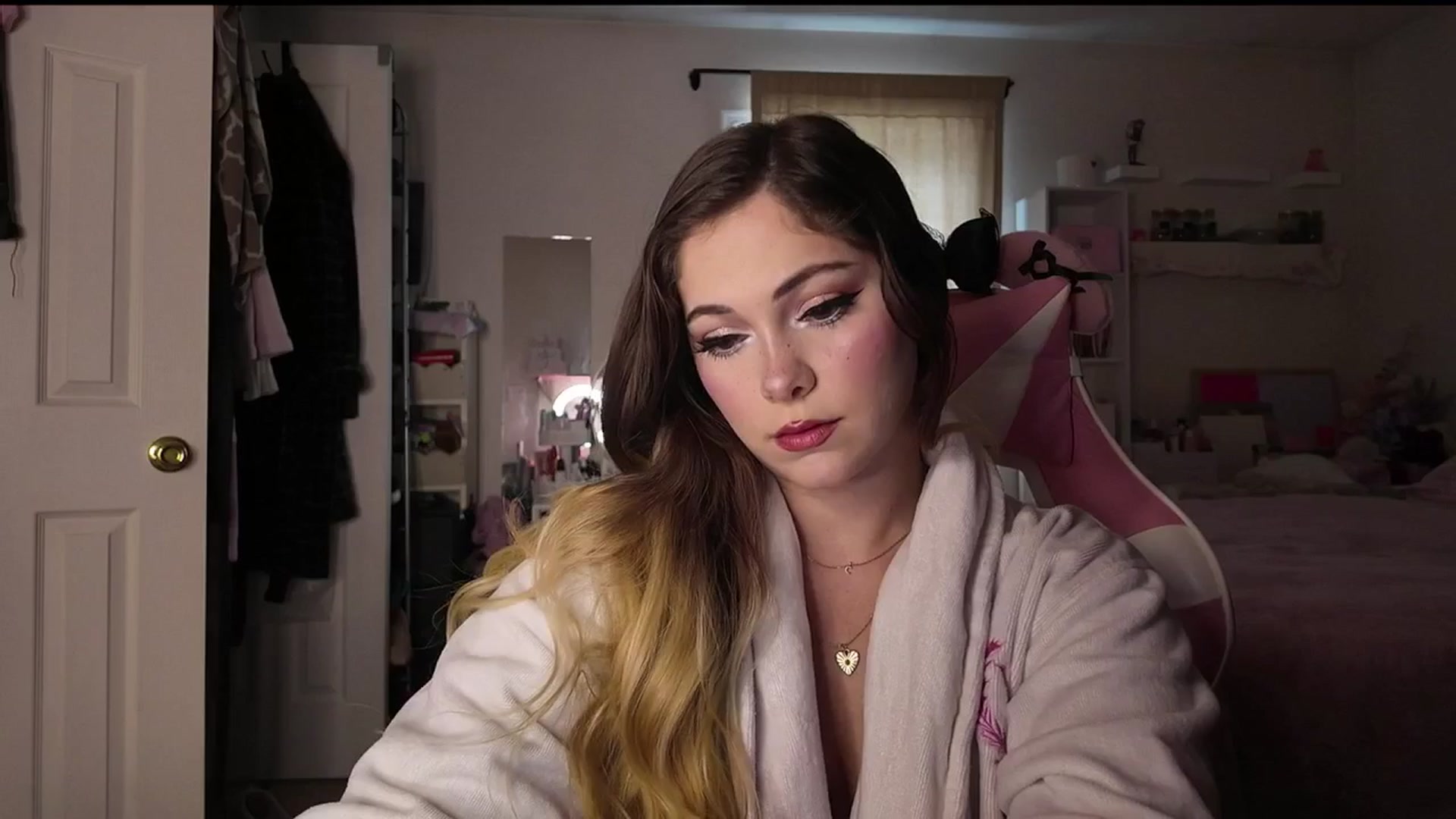 Gallery image thumbnail from lolypopbubble's myfreecams stream on, 12/15/2025, 20:13 image 16 of 20
