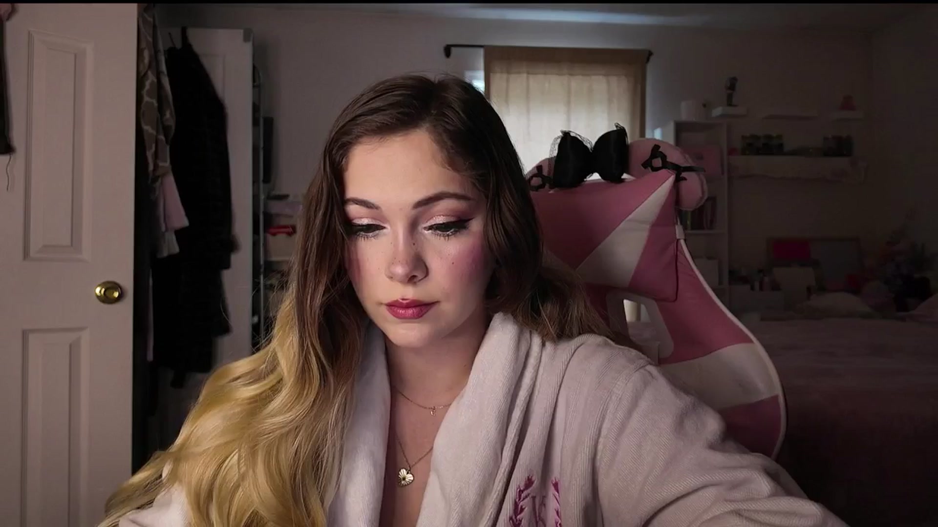 Gallery image thumbnail from lolypopbubble's myfreecams stream on, 12/15/2025, 20:13 image 13 of 20