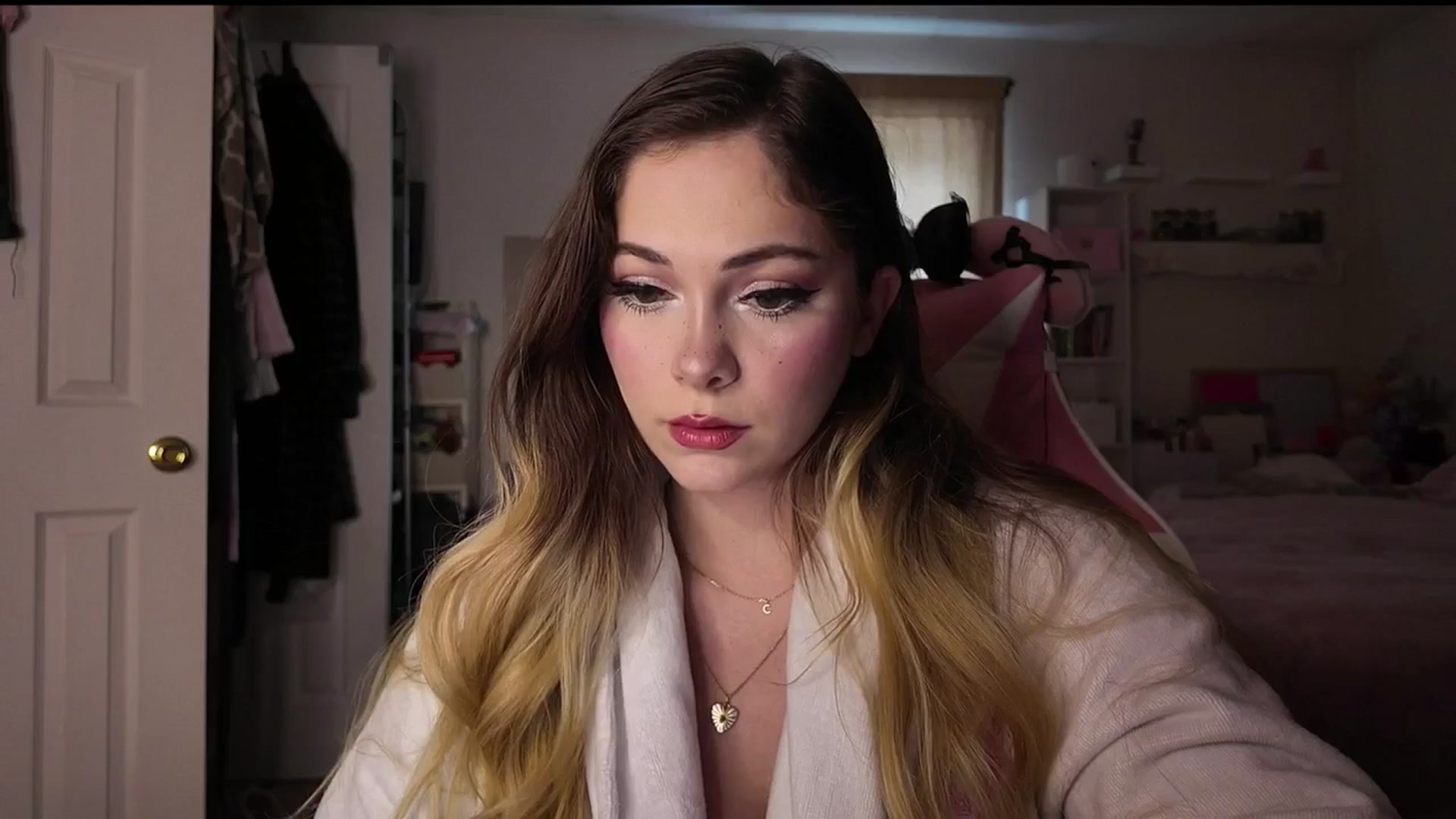 Gallery image thumbnail from lolypopbubble's myfreecams stream on, 12/15/2025, 20:13 image 10 of 20