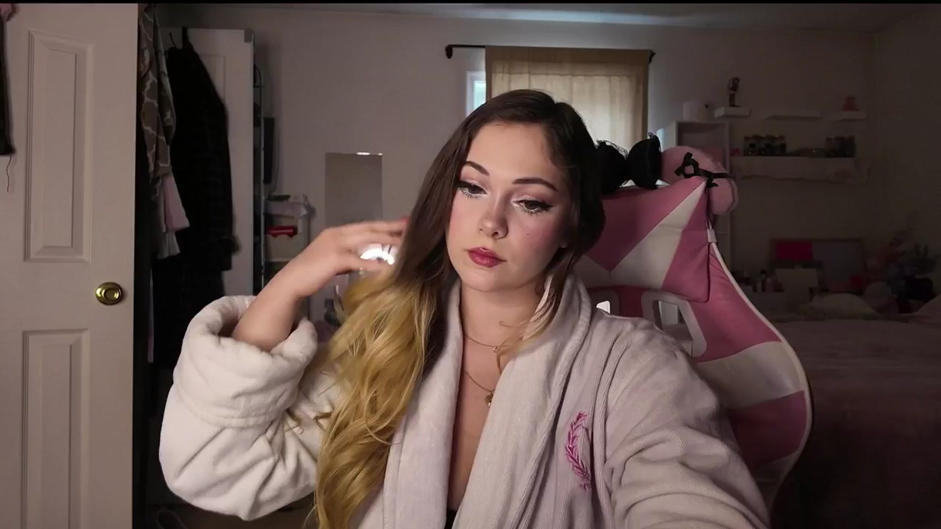 Gallery image thumbnail from lolypopbubble's myfreecams stream on, 12/15/2025, 20:13 image 17 of 20