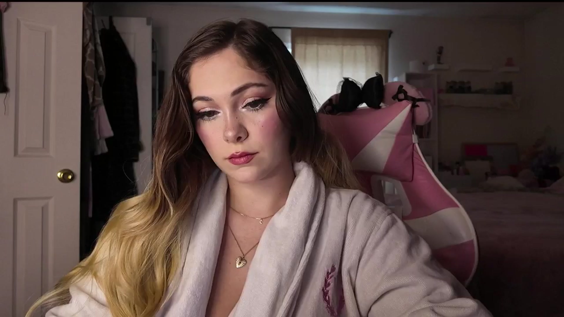 Gallery image thumbnail from lolypopbubble's myfreecams stream on, 12/15/2025, 20:13 image 14 of 20