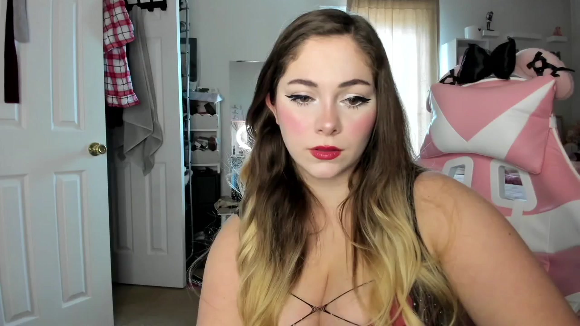 Gallery image thumbnail from lolypopbubble's myfreecams stream on, 12/30/2025, 19:26 image 3 of 20