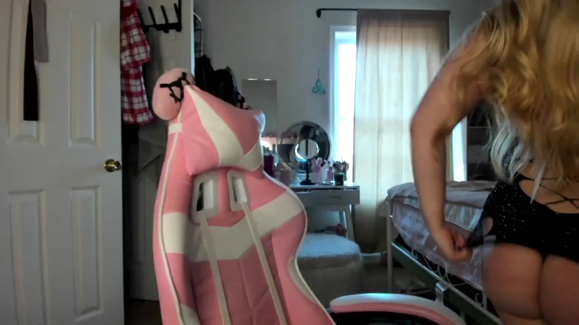 Gallery image thumbnail from lolypopbubble's myfreecams stream on, 12/30/2025, 19:26 image 16 of 20