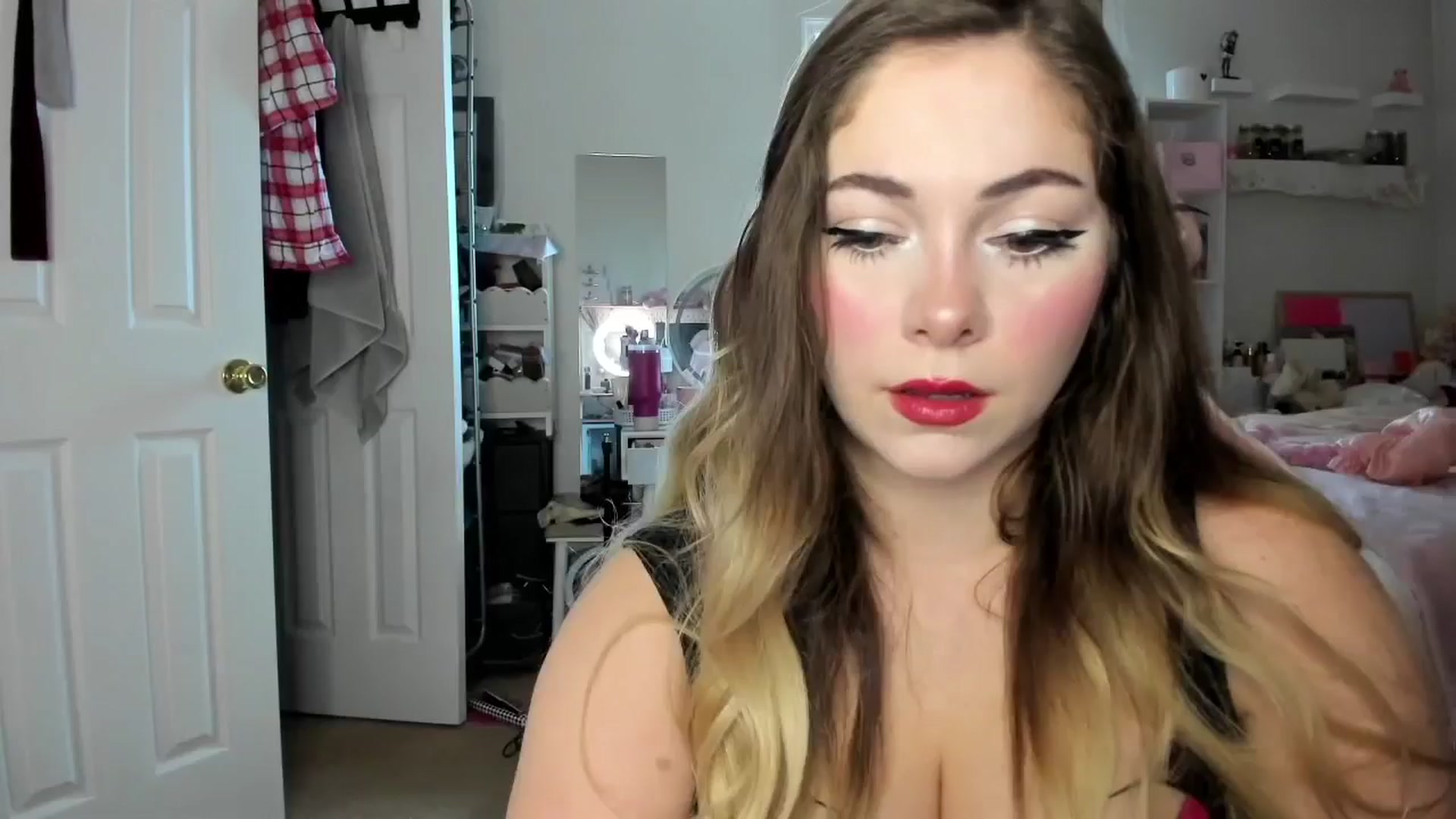 Gallery image thumbnail from lolypopbubble's myfreecams stream on, 12/30/2025, 19:26 image 6 of 20