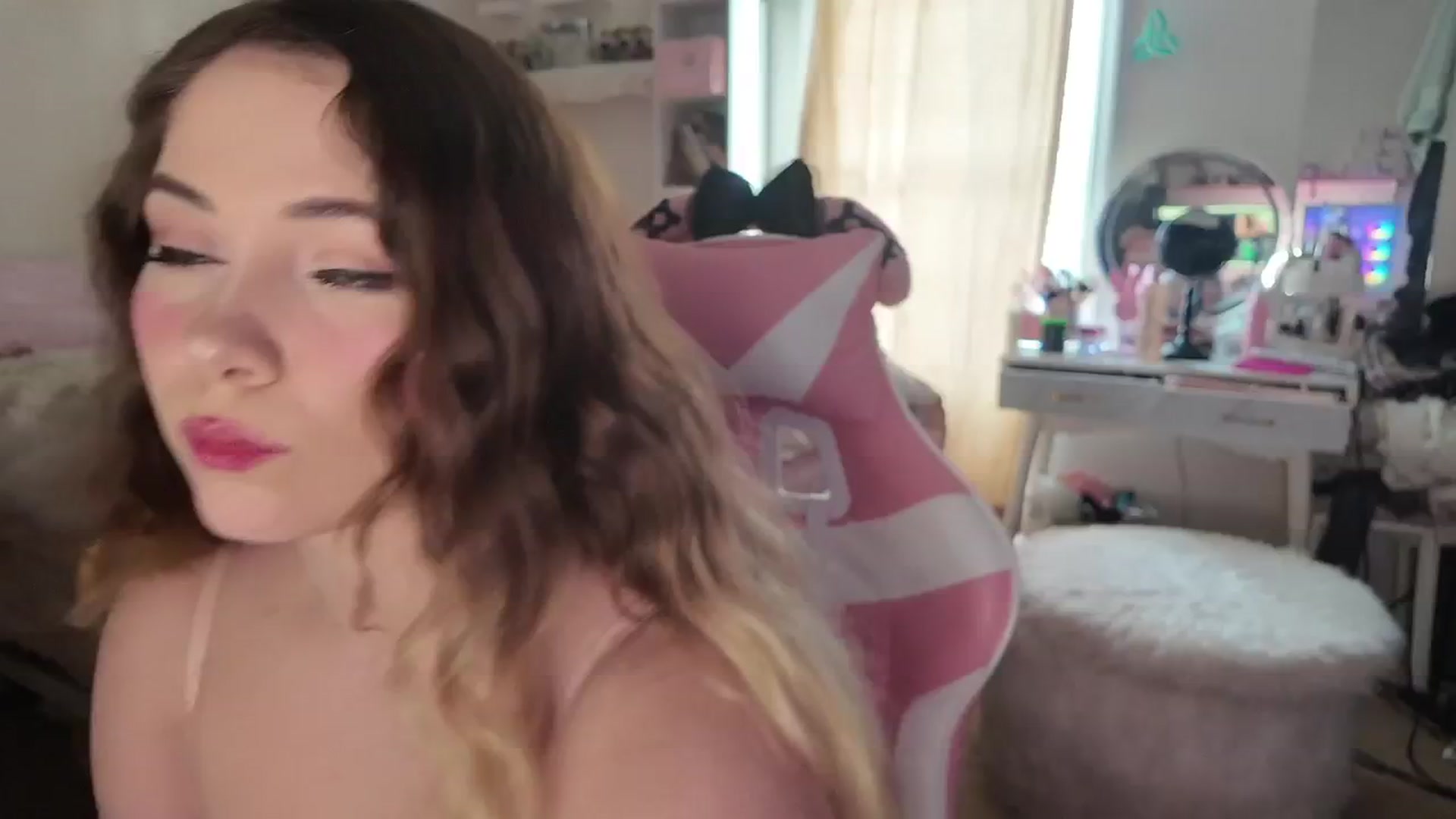 Gallery image thumbnail from lolypopbubble's myfreecams stream on, 02/04/2026, 21:06 image 8 of 20