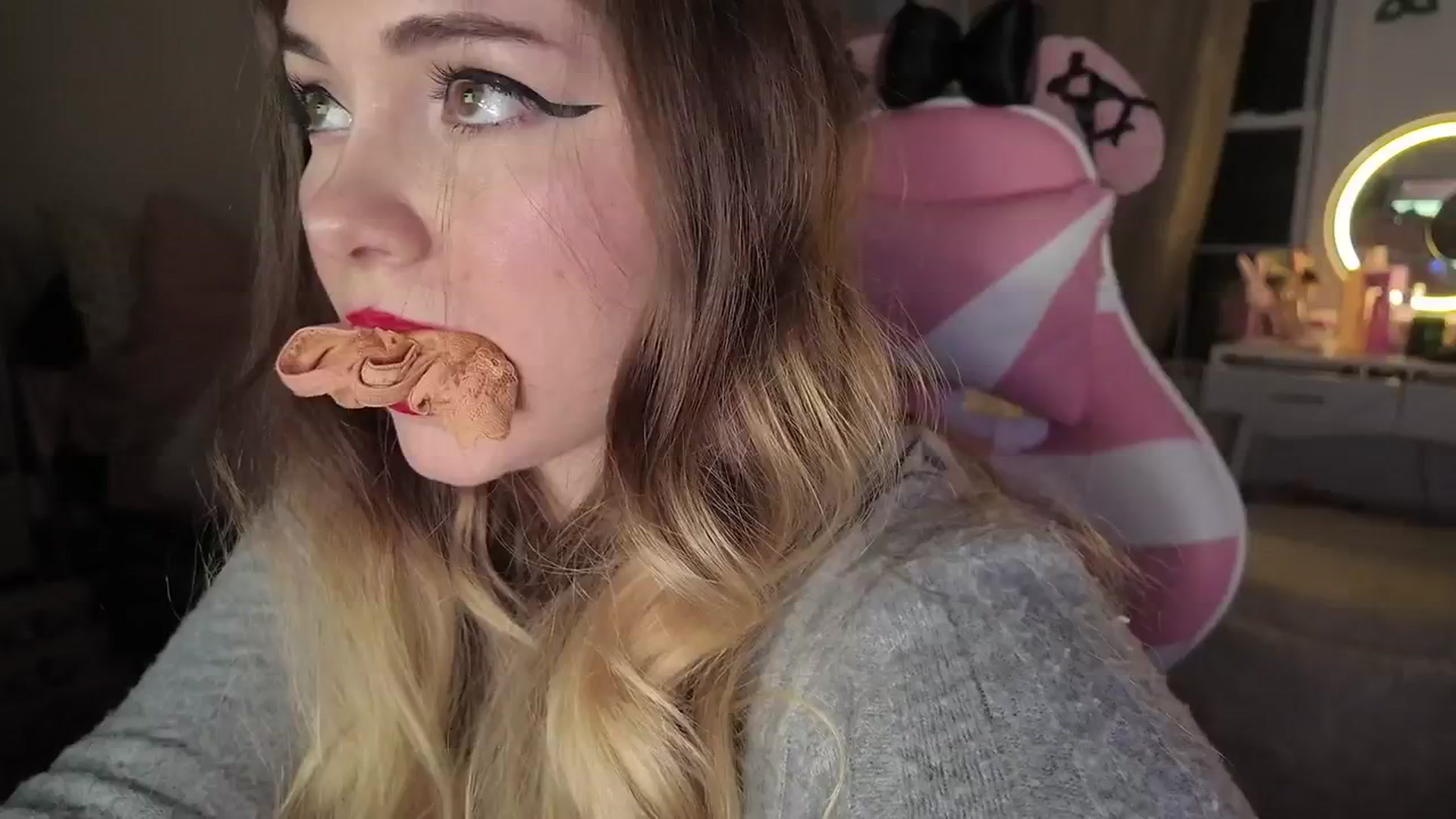 Gallery image thumbnail from lolypopbubble's myfreecams stream on, 02/10/2026, 24:40 image 3 of 20
