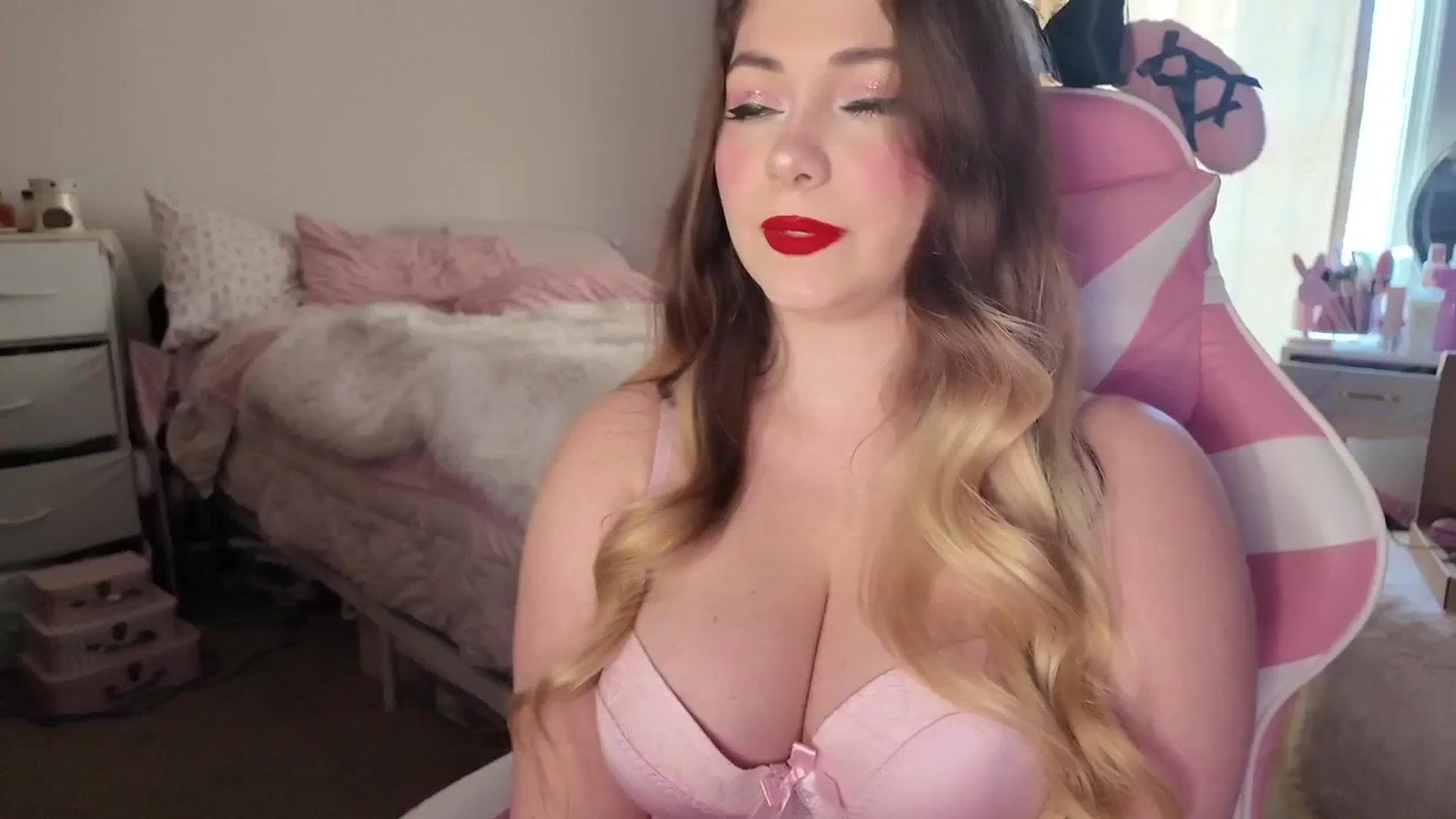 Gallery image thumbnail from lolypopbubble's myfreecams stream on, 02/10/2026, 21:07 image 17 of 20