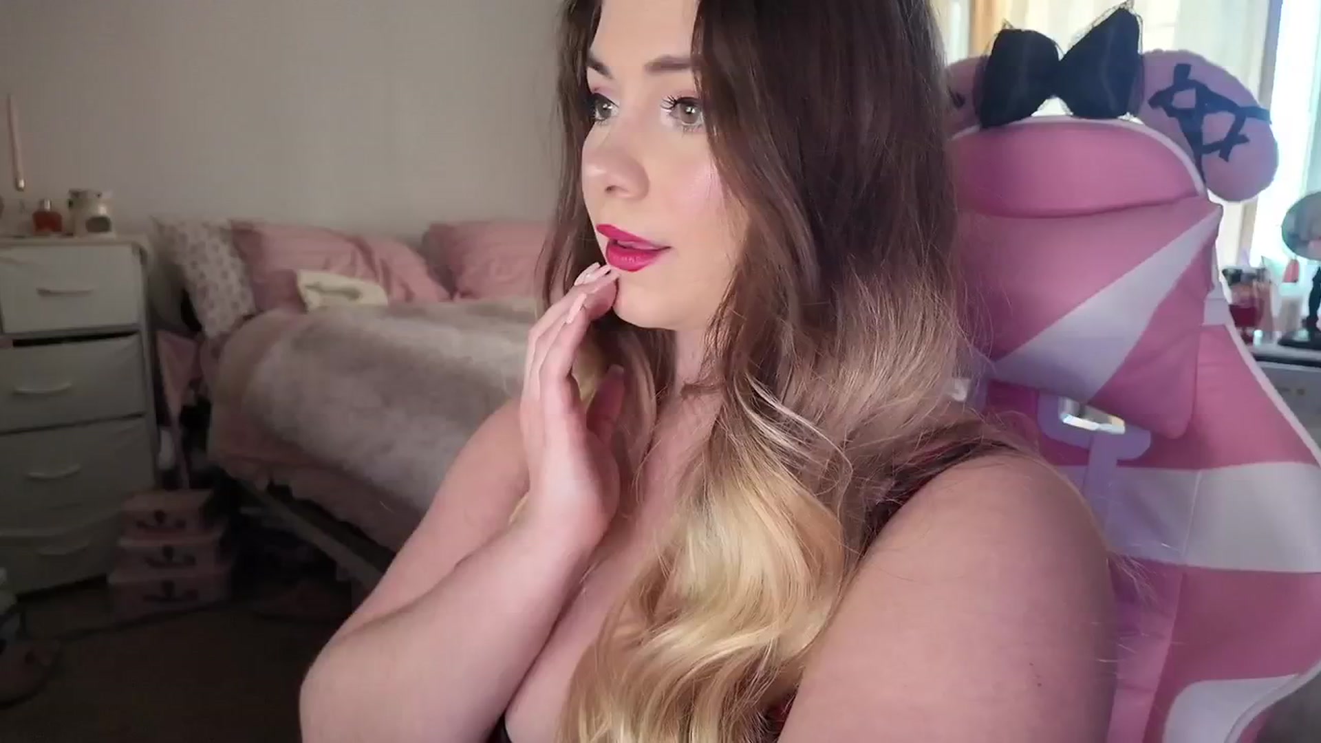 Gallery image thumbnail from lolypopbubble's myfreecams stream on, 02/11/2026, 22:17 image 4 of 20