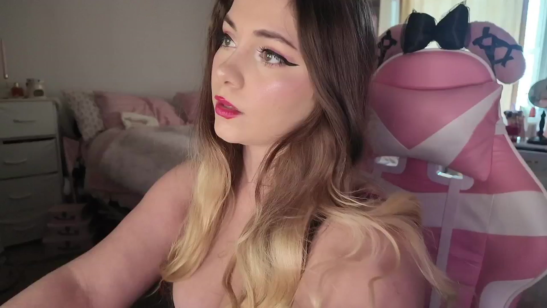 Gallery image thumbnail from lolypopbubble's myfreecams stream on, 02/11/2026, 22:17 image 6 of 20
