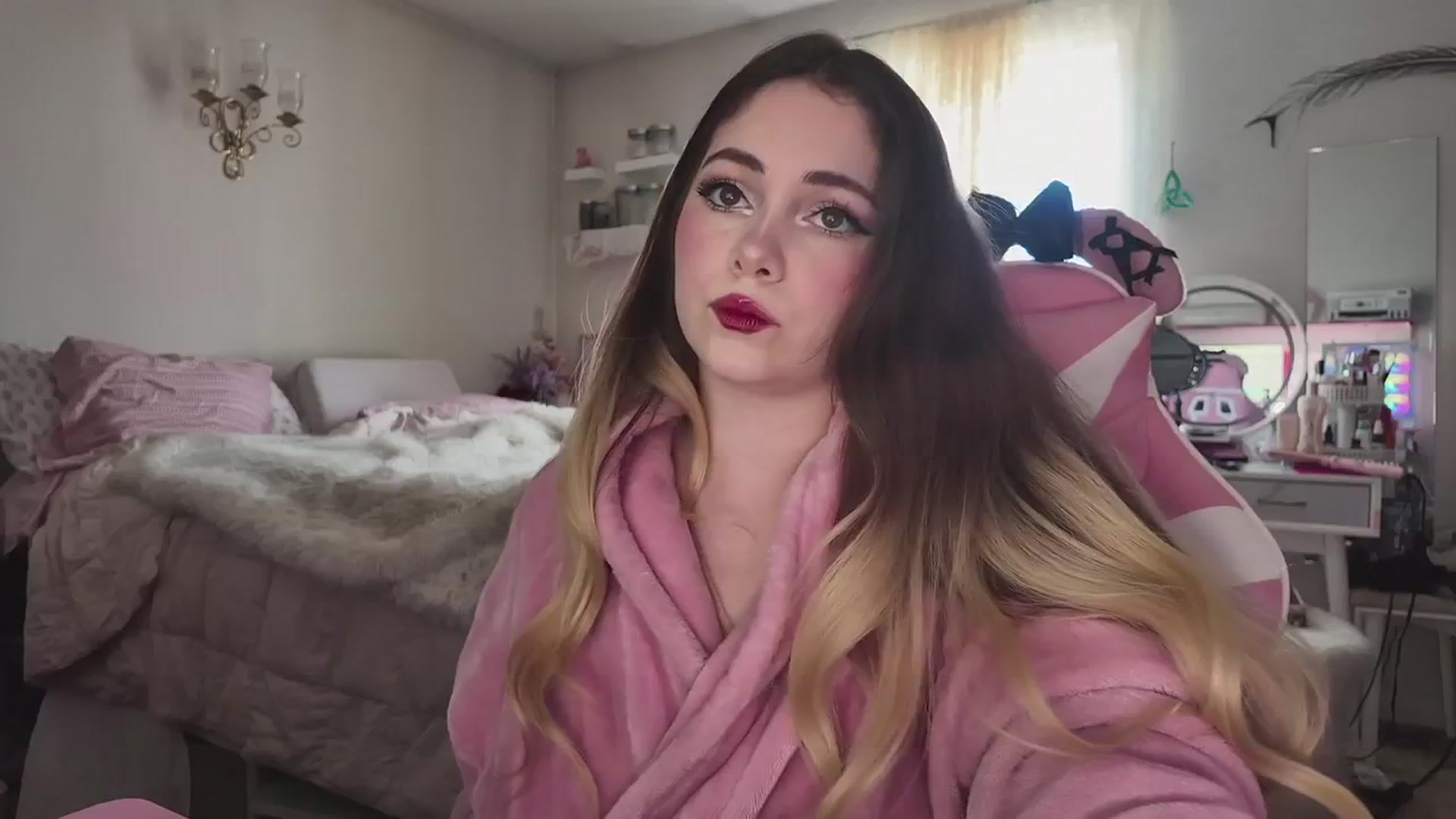 Gallery image thumbnail from lolypopbubble's myfreecams stream on, 03/18/2026, 19:52 image 14 of 20