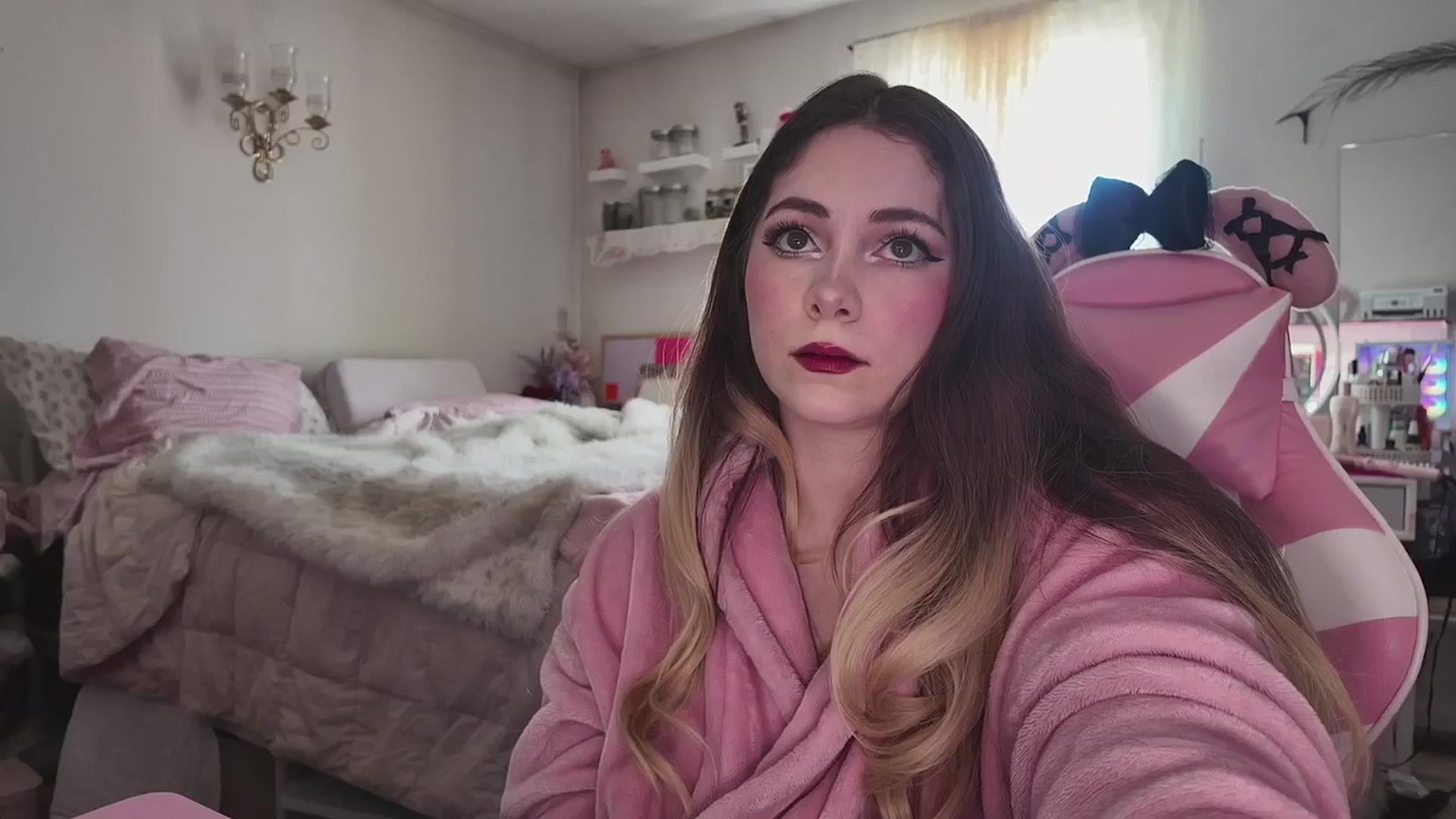 Gallery image thumbnail from lolypopbubble's myfreecams stream on, 03/18/2026, 19:52 image 16 of 20