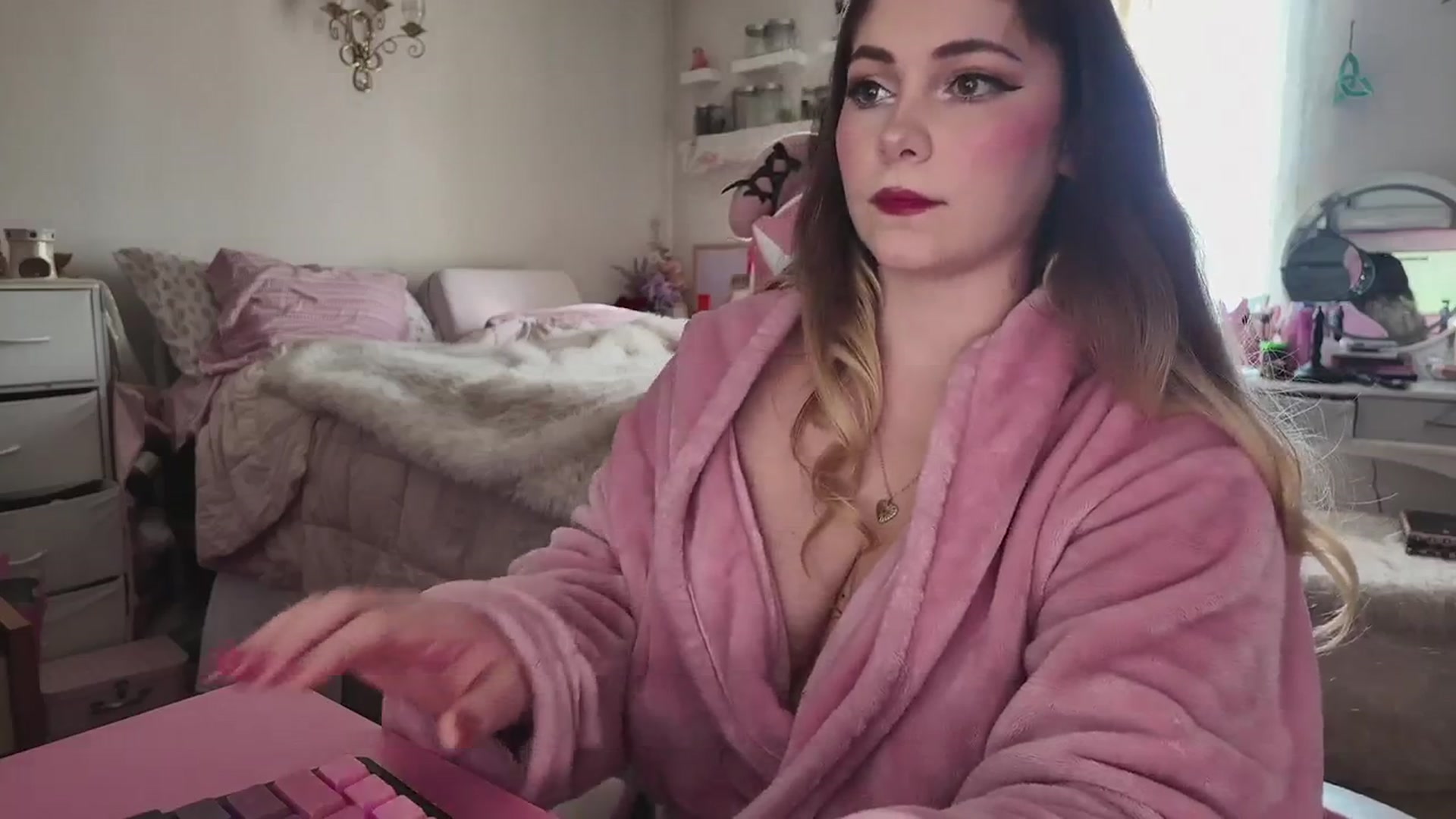 Gallery image thumbnail from lolypopbubble's myfreecams stream on, 03/18/2026, 21:07 image 12 of 20