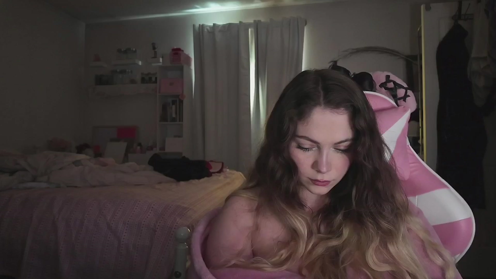 Gallery image thumbnail from lolypopbubble's myfreecams stream on, 03/24/2026, 20:30 image 19 of 20