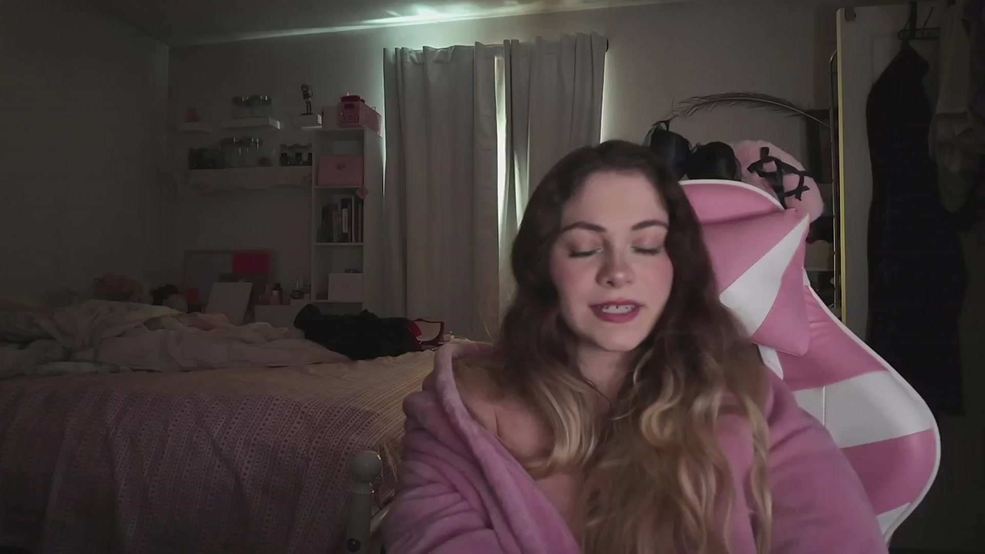 Gallery image thumbnail from lolypopbubble's myfreecams stream on, 03/24/2026, 20:30 image 17 of 20