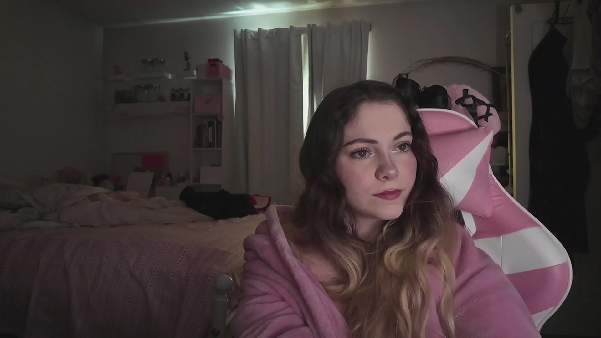 Gallery image thumbnail from lolypopbubble's myfreecams stream on, 03/24/2026, 20:30 image 18 of 20