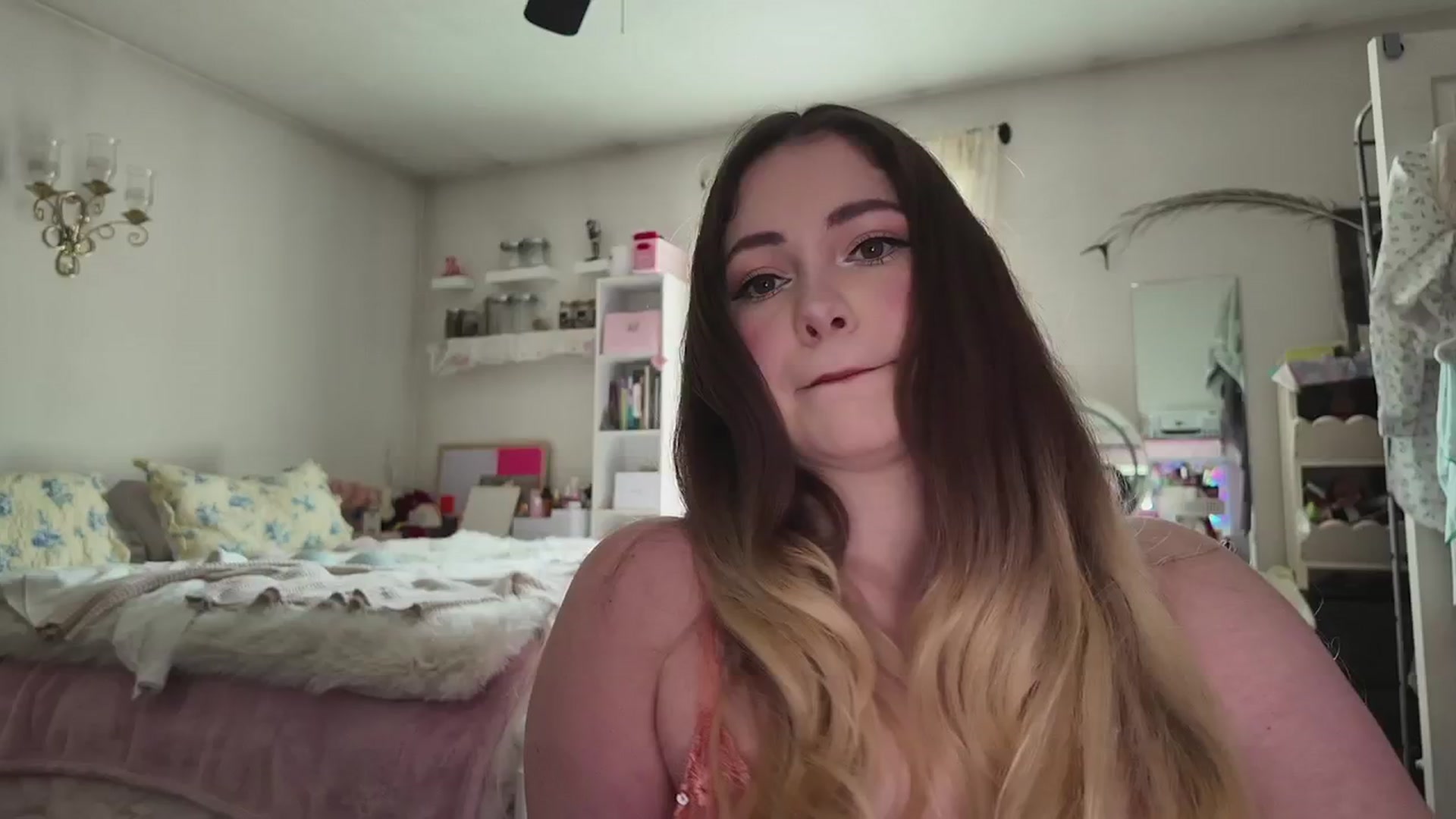 Gallery image thumbnail from lolypopbubble's myfreecams stream on, 03/30/2026, 19:36 image 10 of 20