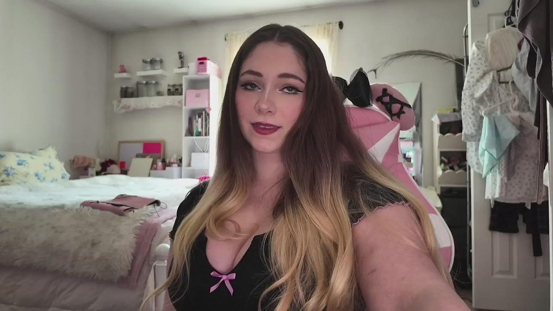 Gallery image thumbnail from lolypopbubble's myfreecams stream on, 03/31/2026, 17:59 image 18 of 20