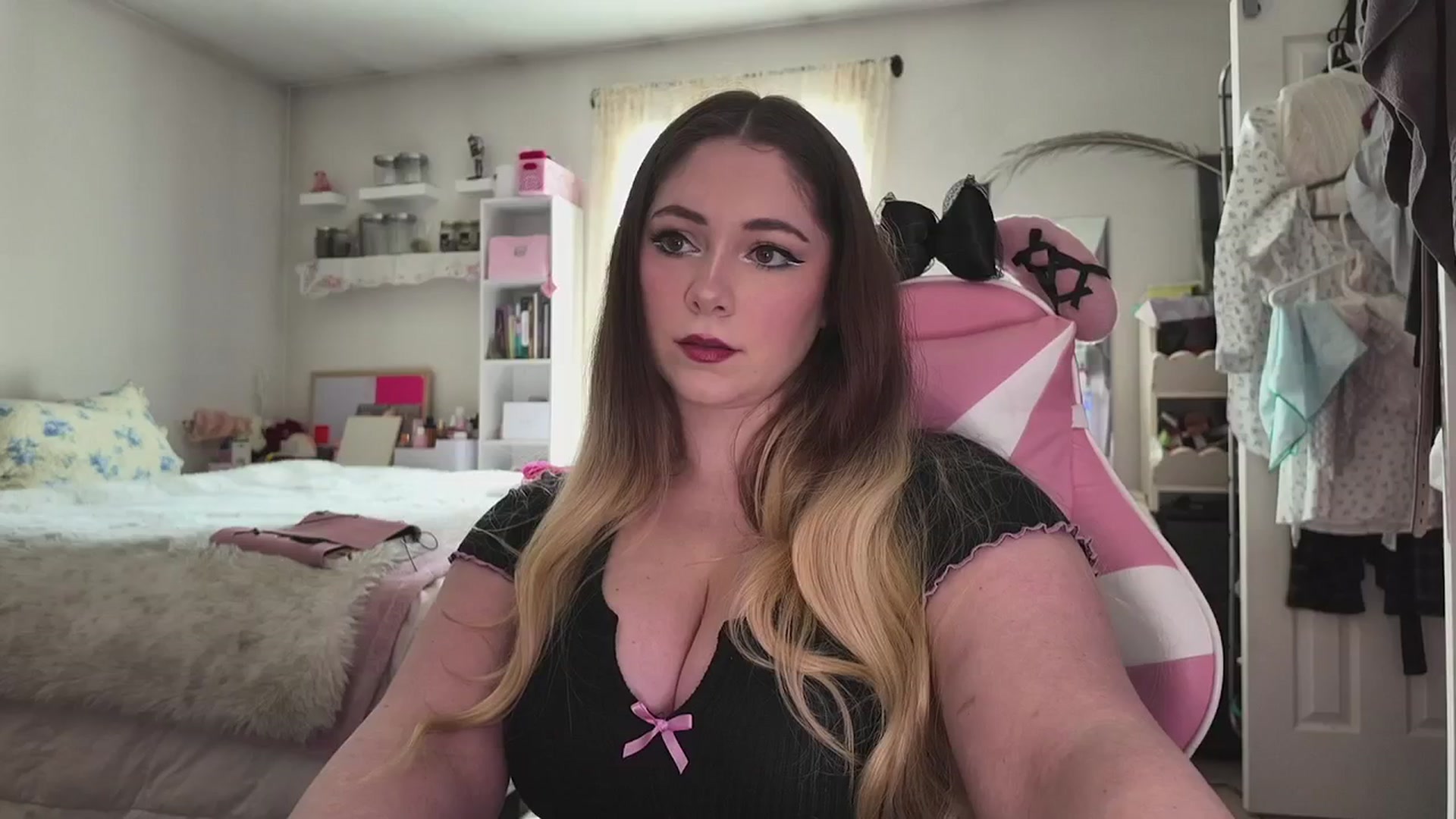 Gallery image thumbnail from lolypopbubble's myfreecams stream on, 03/31/2026, 17:59 image 11 of 20