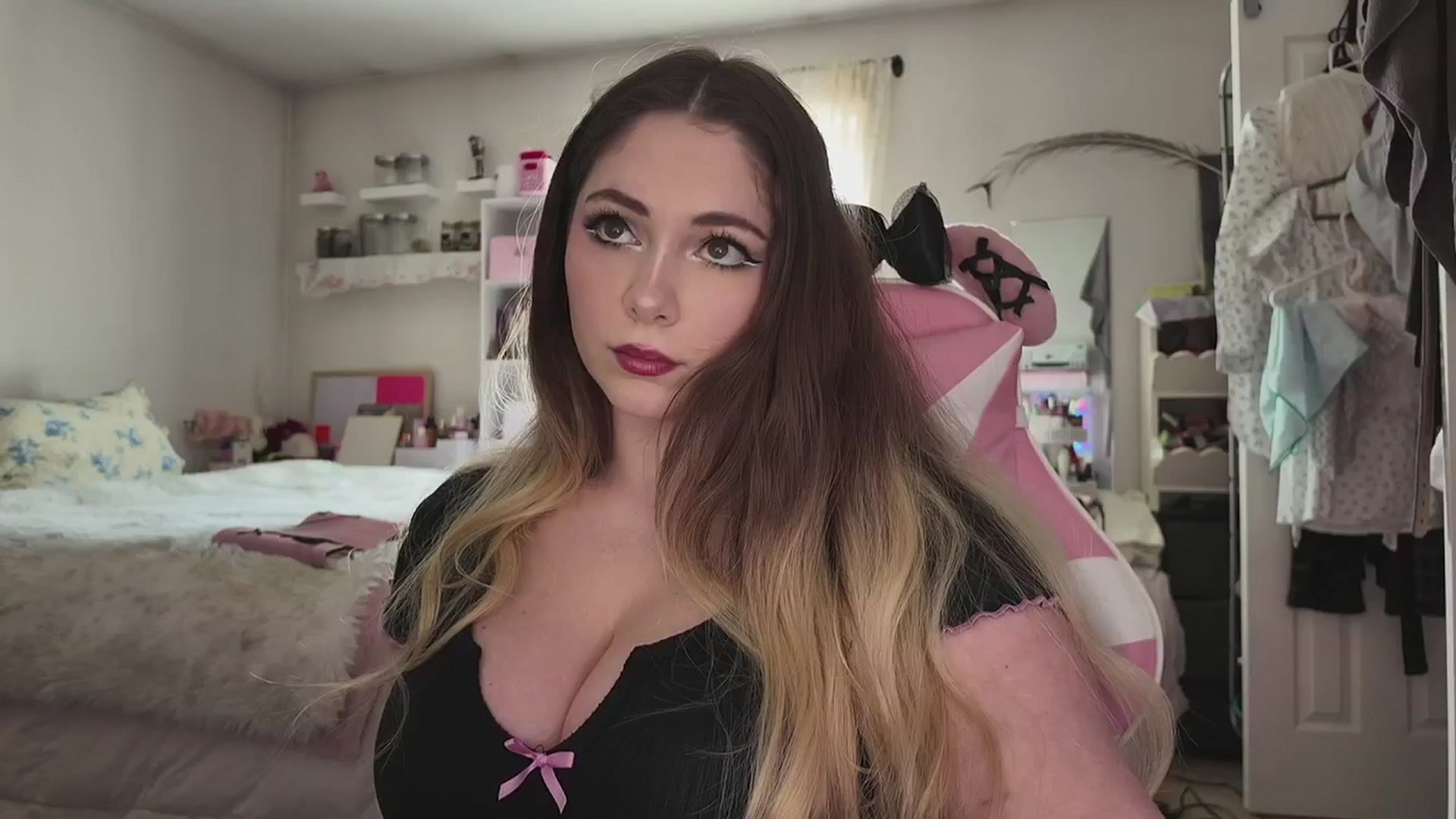 Gallery image thumbnail from lolypopbubble's myfreecams stream on, 03/31/2026, 17:59 image 14 of 20