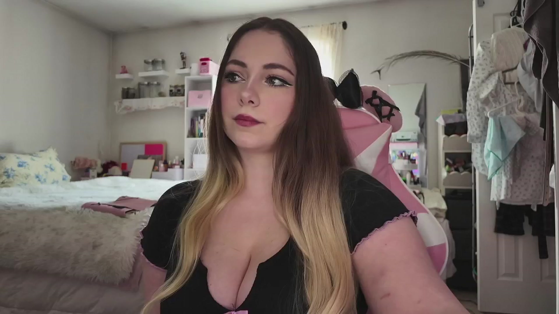 Gallery image thumbnail from lolypopbubble's myfreecams stream on, 03/31/2026, 19:07 image 6 of 20