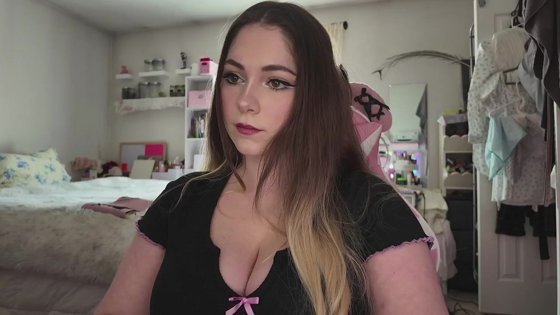 Gallery image thumbnail from lolypopbubble's myfreecams stream on, 03/31/2026, 19:07 image 8 of 20