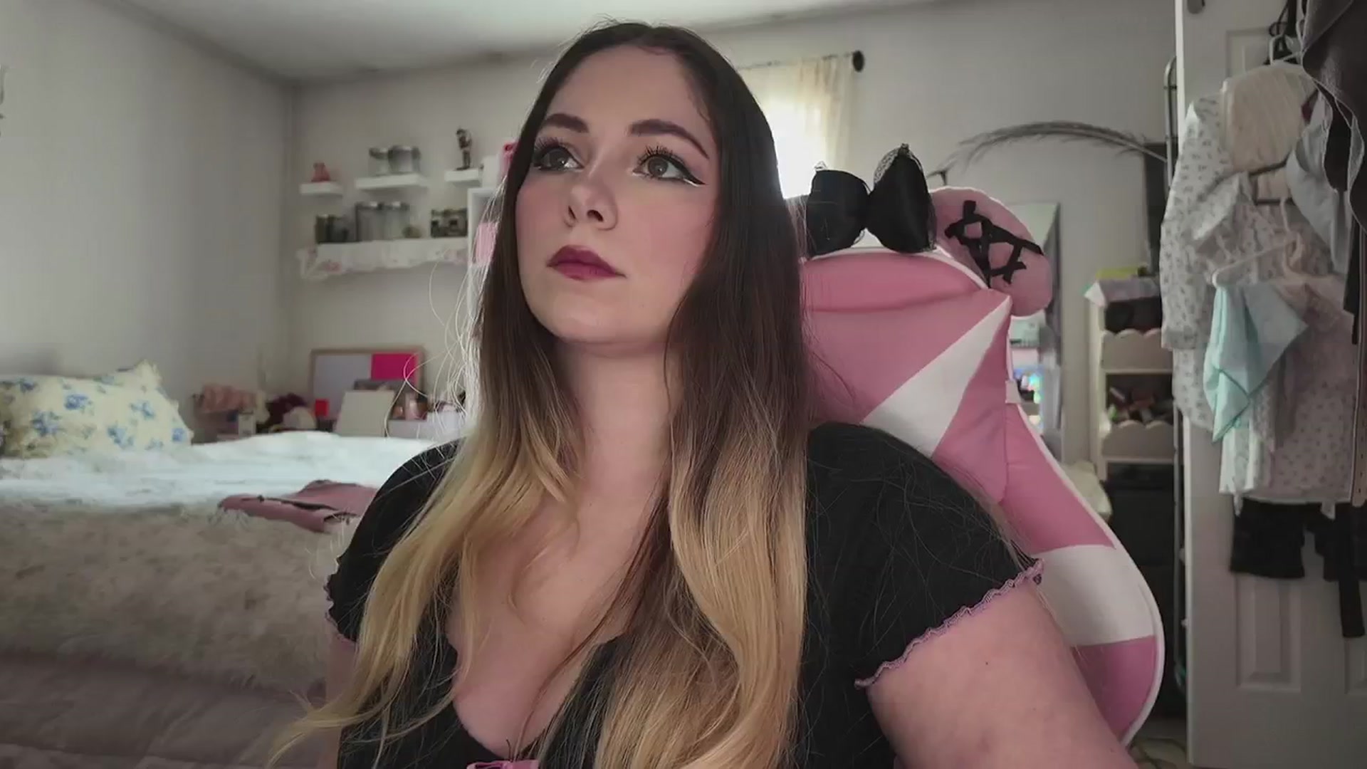 Gallery image thumbnail from lolypopbubble's myfreecams stream on, 03/31/2026, 19:07 image 12 of 20