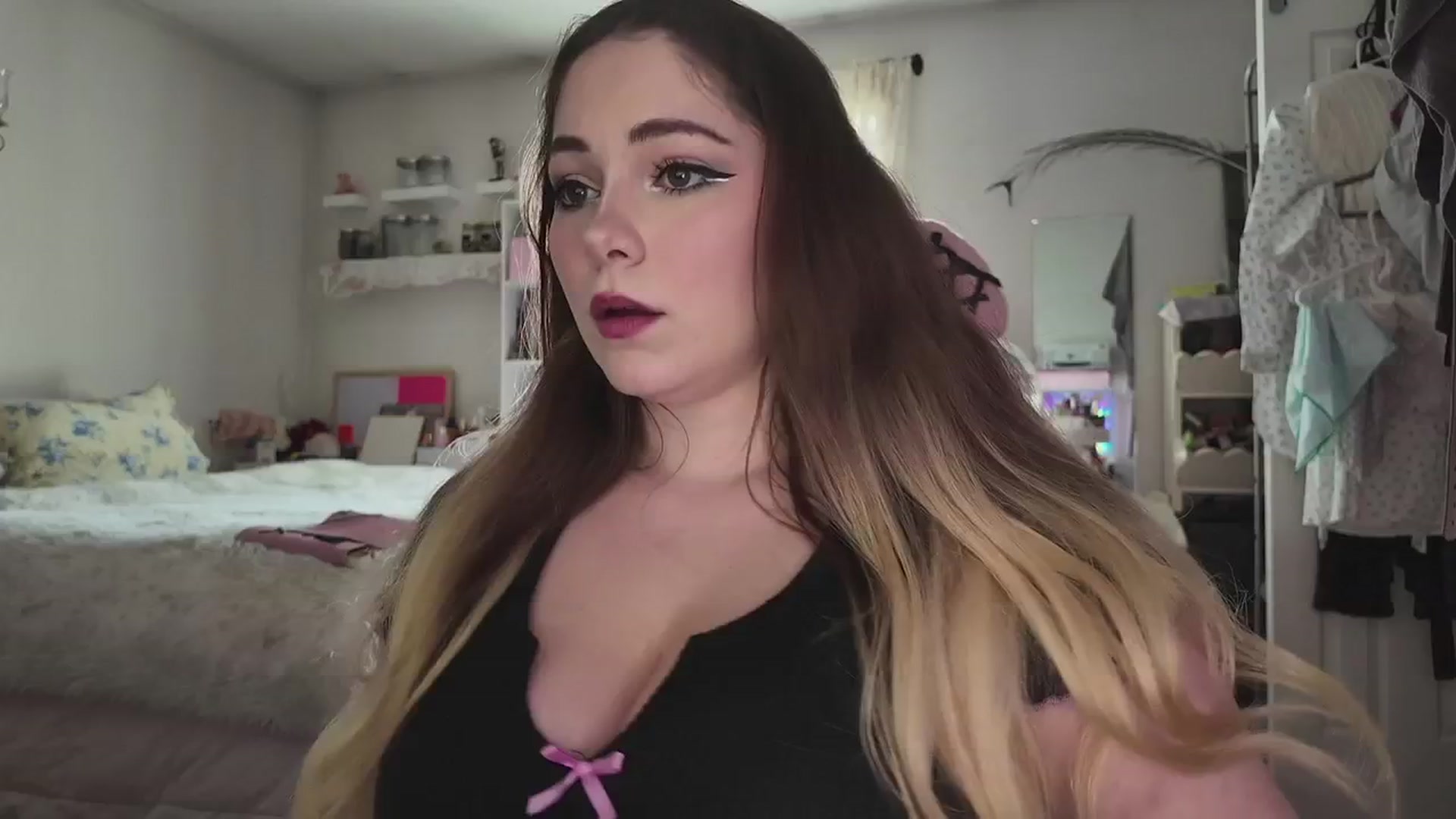 Gallery image thumbnail from lolypopbubble's myfreecams stream on, 03/31/2026, 19:07 image 18 of 20