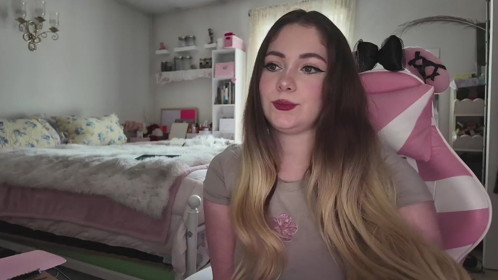 Gallery image thumbnail from lolypopbubble's myfreecams stream on, 04/01/2026, 20:17 image 15 of 20