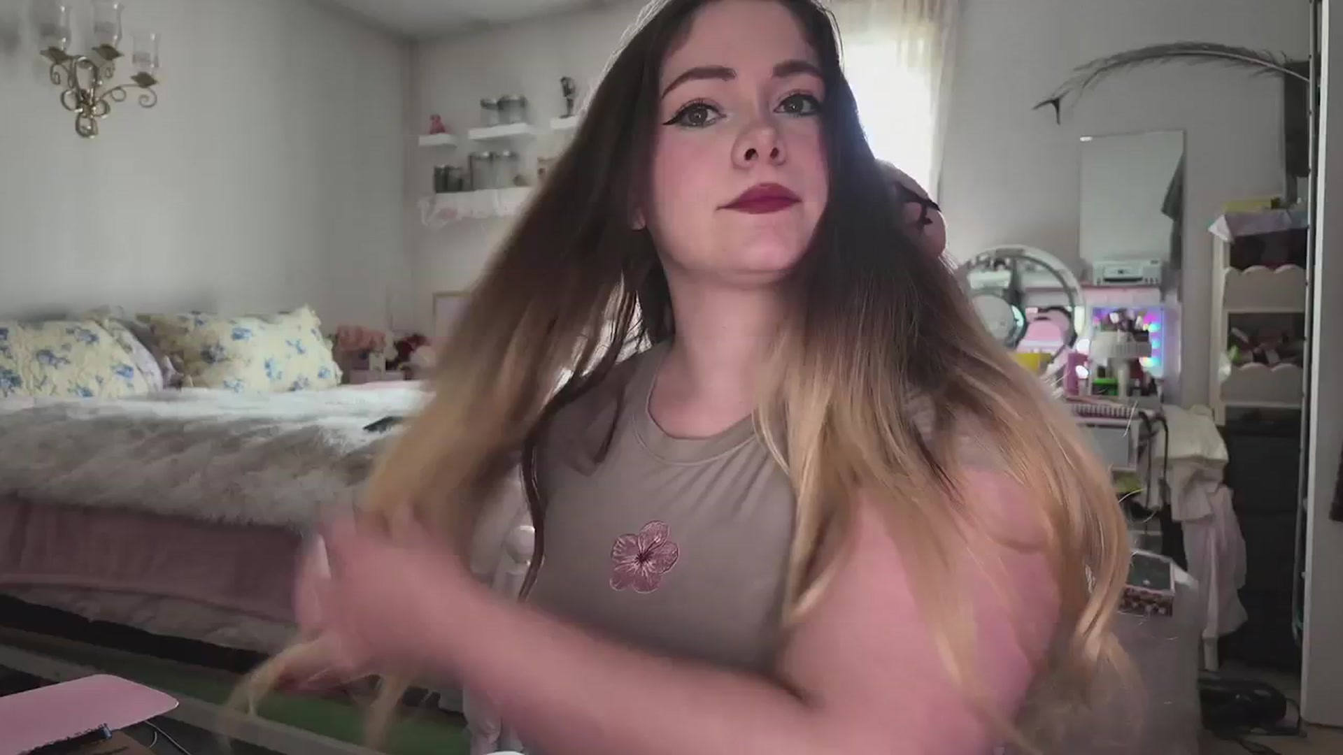 Gallery image thumbnail from lolypopbubble's myfreecams stream on, 04/01/2026, 20:17 image 9 of 20