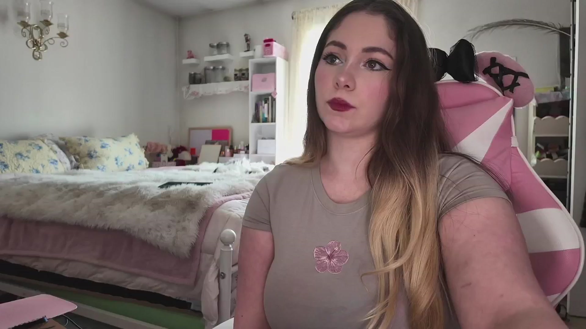 Gallery image thumbnail from lolypopbubble's myfreecams stream on, 04/01/2026, 20:17 image 3 of 20