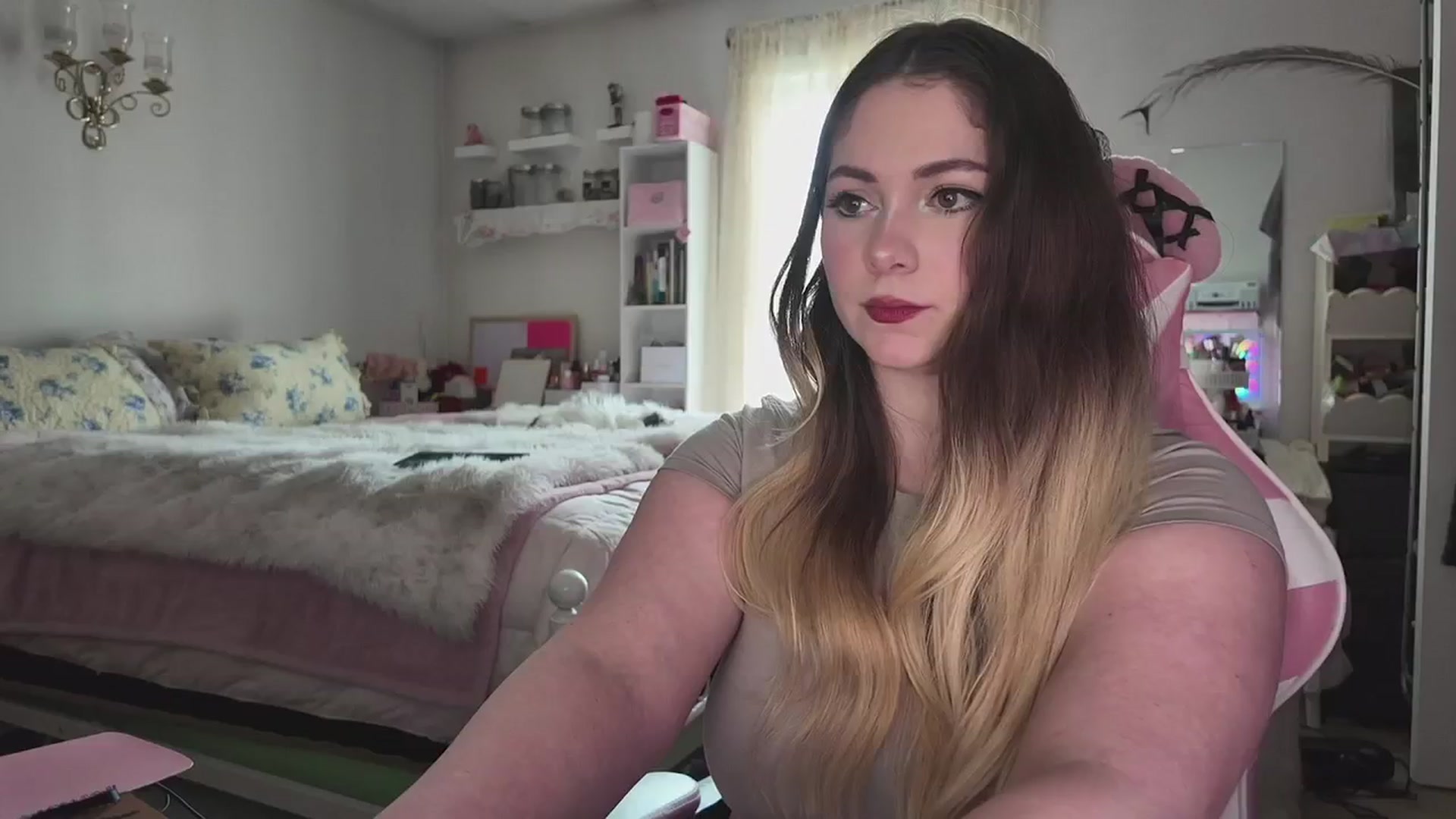 Gallery image thumbnail from lolypopbubble's myfreecams stream on, 04/01/2026, 20:17 image 19 of 20