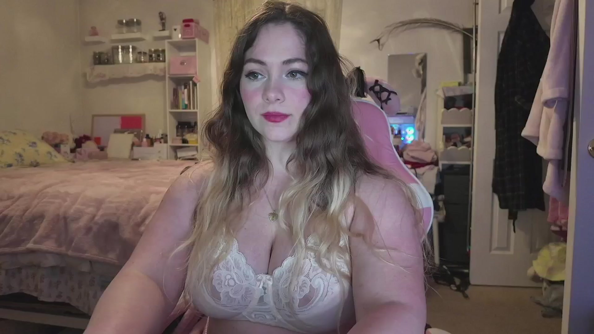 Gallery image thumbnail from lolypopbubble's myfreecams stream on, 04/21/2026, 03:07 image 15 of 20