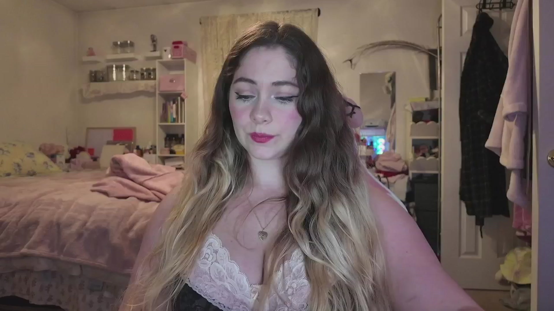 Gallery image thumbnail from lolypopbubble's myfreecams stream on, 04/21/2026, 03:07 image 11 of 20