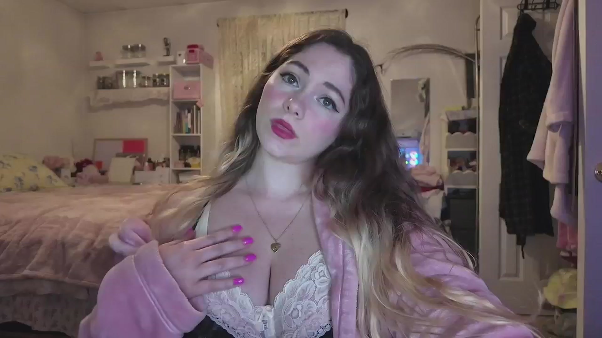 Gallery image thumbnail from lolypopbubble's myfreecams stream on, 04/21/2026, 03:07 image 6 of 20