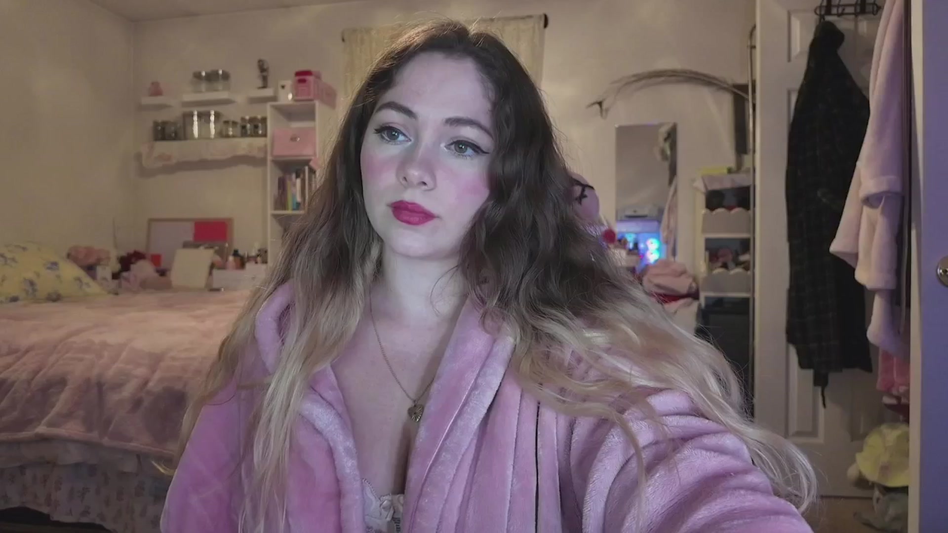 Gallery image thumbnail from lolypopbubble's myfreecams stream on, 04/21/2026, 03:07 image 4 of 20