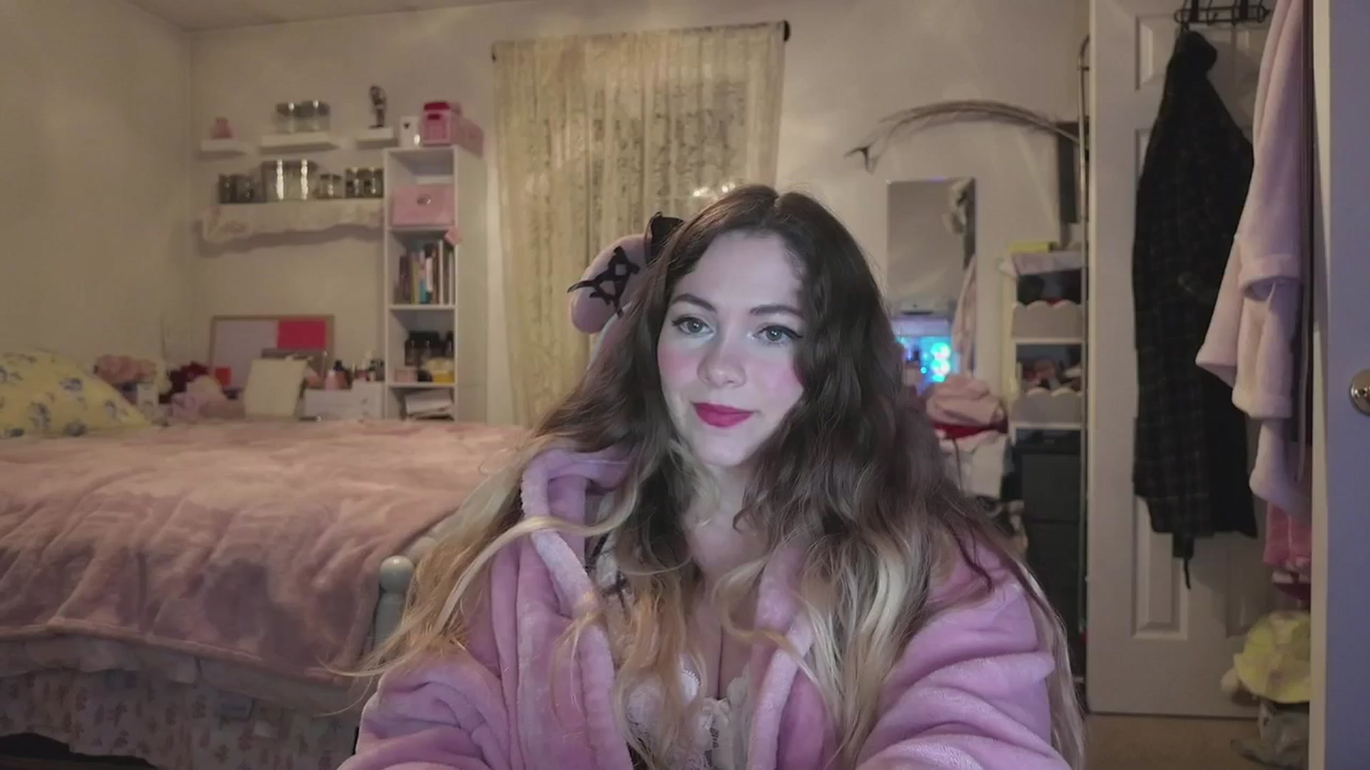 Gallery image thumbnail from lolypopbubble's myfreecams stream on, 04/21/2026, 03:07 image 1 of 20