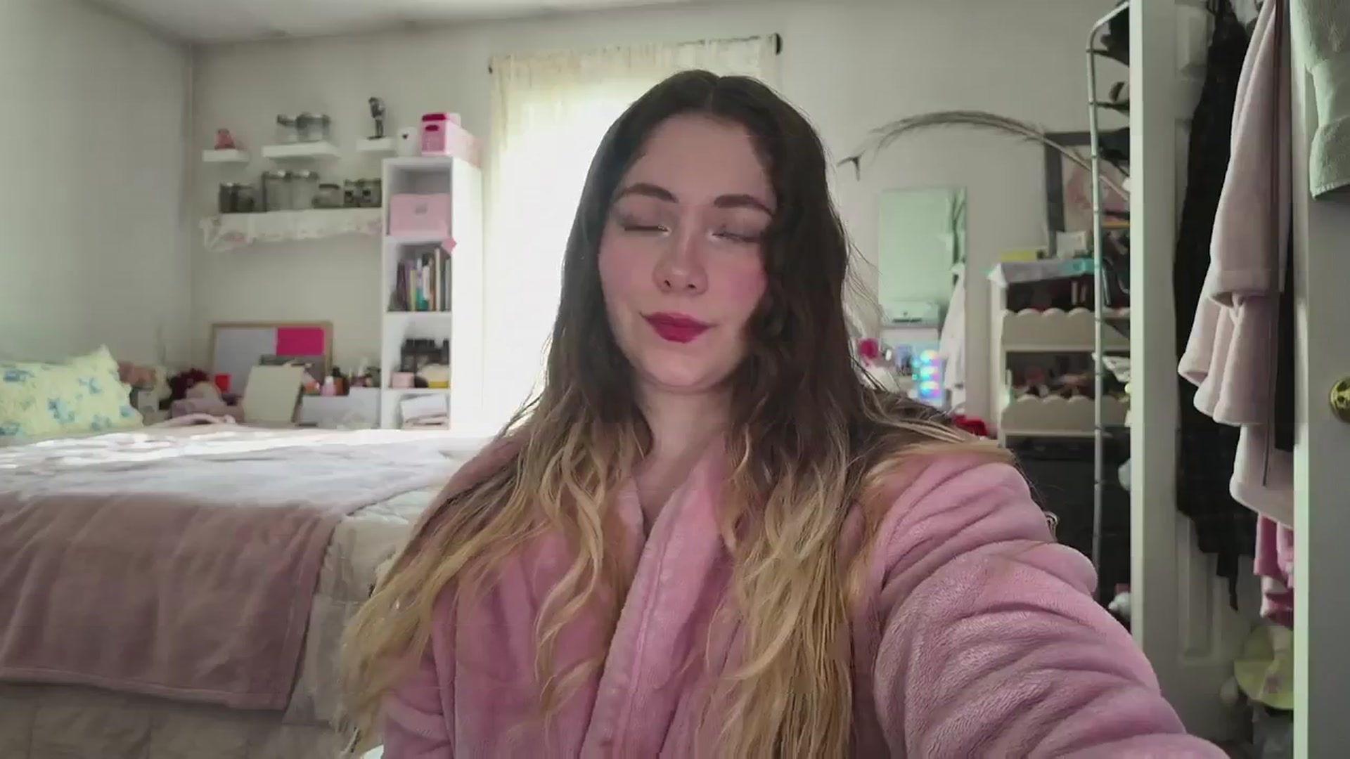 Gallery image thumbnail from lolypopbubble's myfreecams stream on, 04/21/2026, 21:46 image 9 of 20