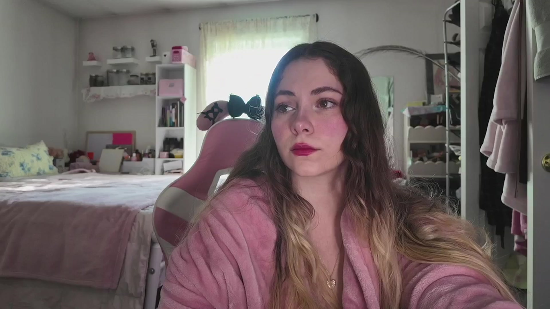 Gallery image thumbnail from lolypopbubble's myfreecams stream on, 04/21/2026, 21:46 image 15 of 20