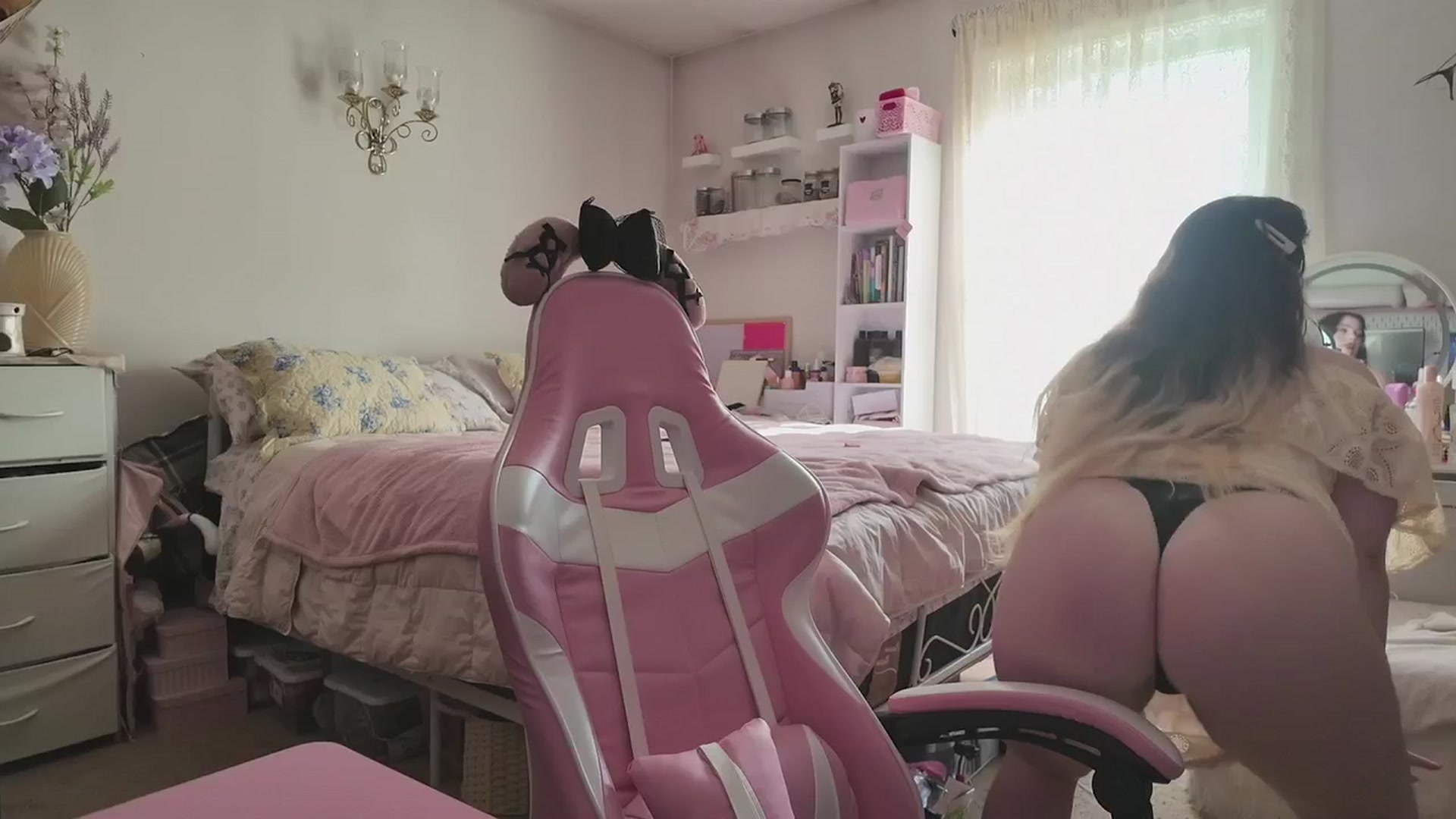 Gallery image thumbnail from lolypopbubble's myfreecams stream on, 04/22/2026, 21:00 image 17 of 20