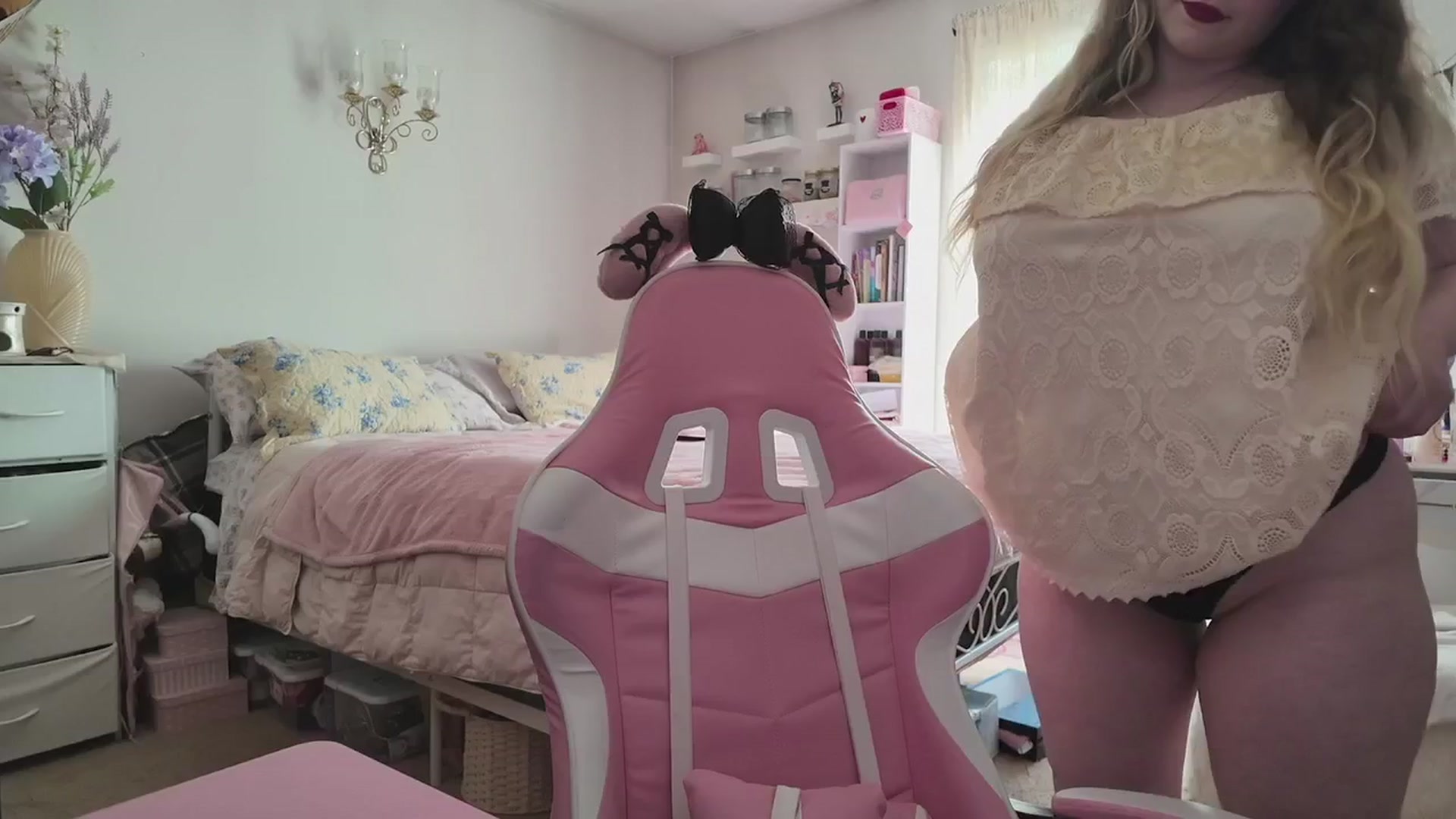Gallery image thumbnail from lolypopbubble's myfreecams stream on, 04/22/2026, 21:00 image 14 of 20