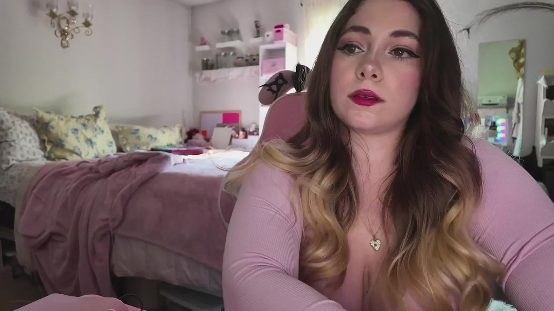 Gallery image thumbnail from lolypopbubble's myfreecams stream on, 04/27/2026, 21:16 image 19 of 20