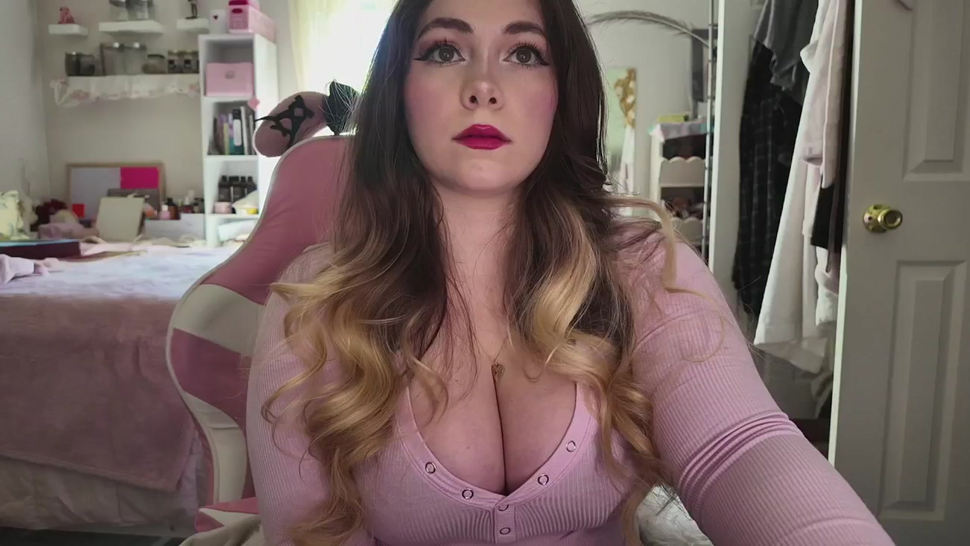 Gallery image thumbnail from lolypopbubble's myfreecams stream on, 04/27/2026, 21:16 image 8 of 20