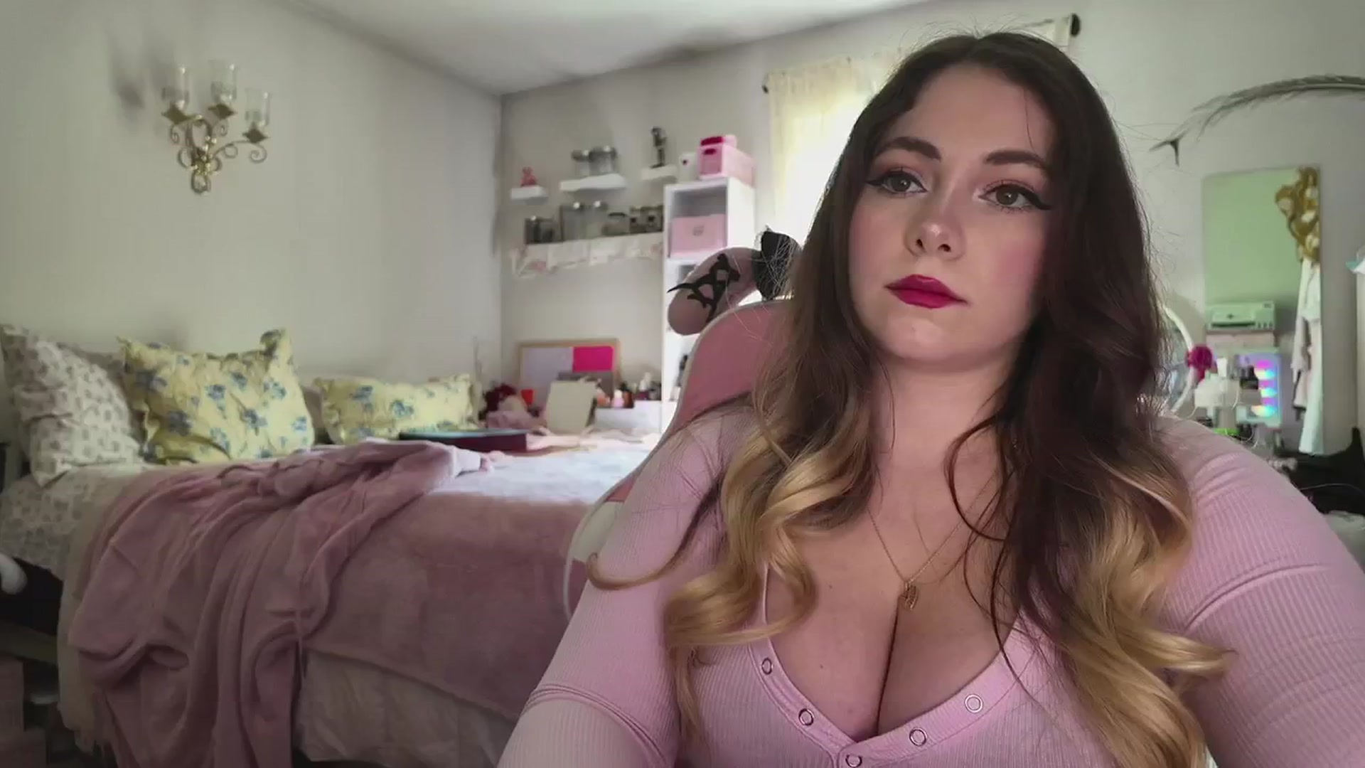 Gallery image thumbnail from lolypopbubble's myfreecams stream on, 04/27/2026, 21:16 image 11 of 20
