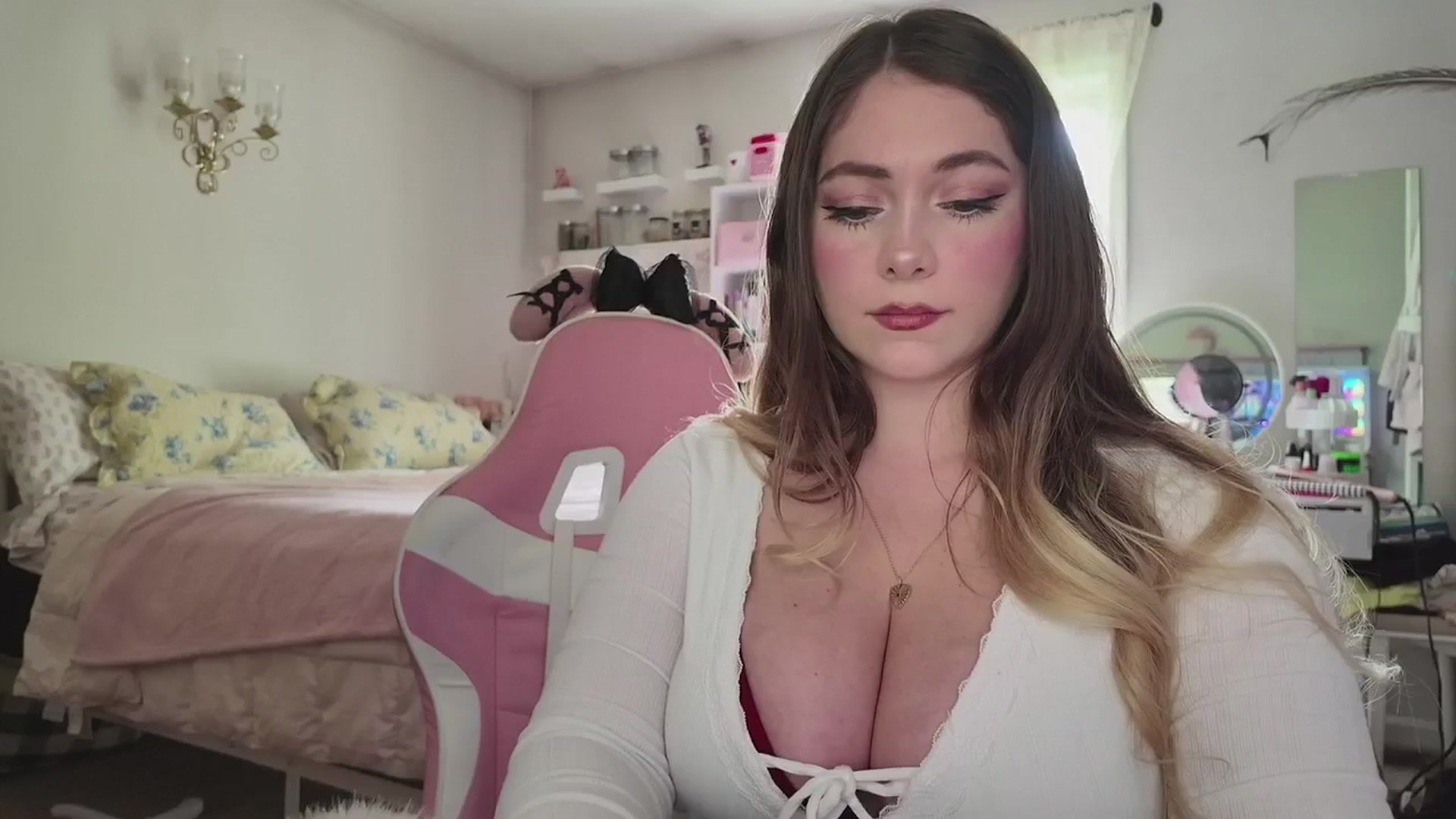 Gallery image thumbnail from lolypopbubble's myfreecams stream on, 04/29/2026, 19:33 image 4 of 20