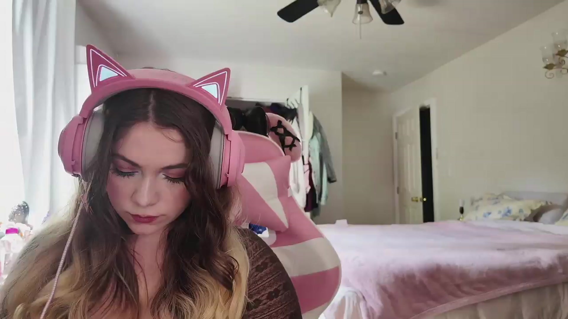 Gallery image thumbnail from lolypopbubble's myfreecams stream on, 05/12/2026, 21:14 image 6 of 20